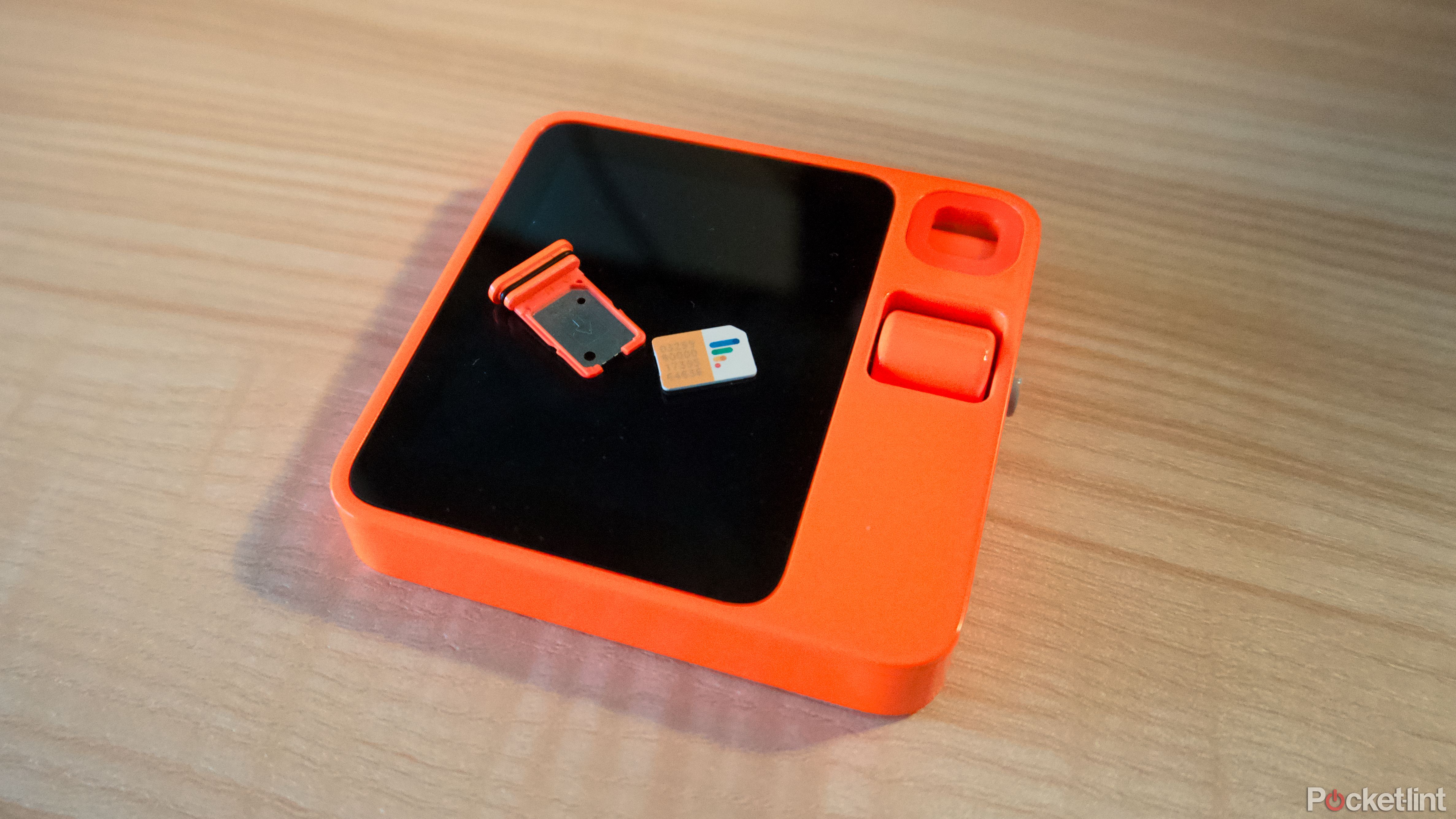 Rabbit R1 با سیم کارت بی‌سیم Google Fi که در بالا قرار دارد.