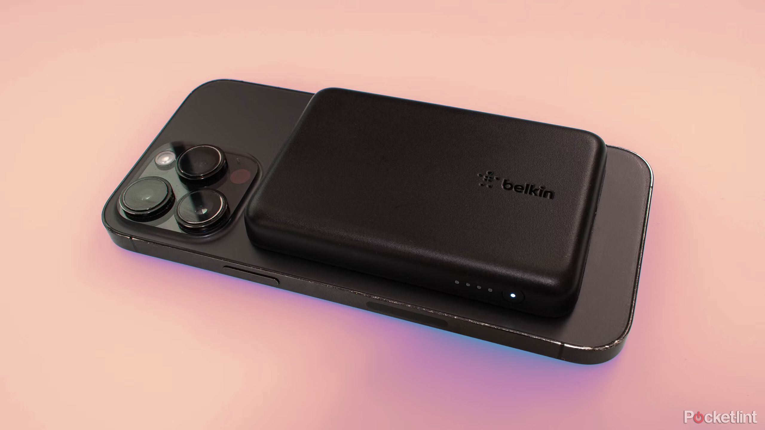 Belkin BoostCharge در پشت آیفون.
