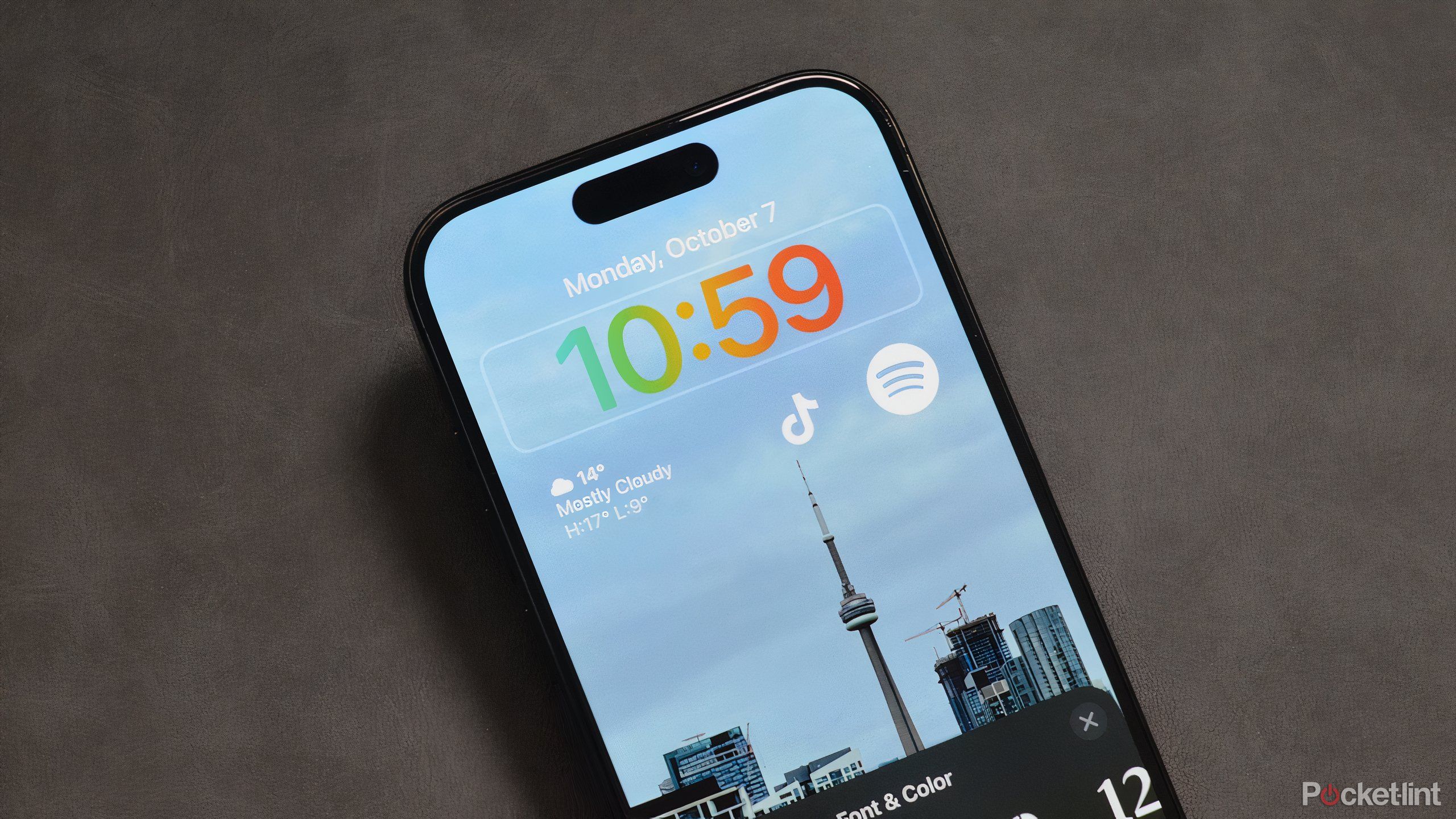 عکس صفحه قفل iOS 18