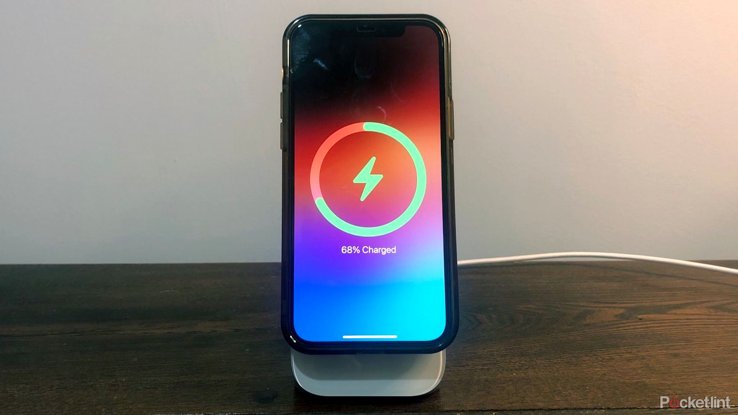 آیفون 12 با شارژر Nomad MagSafe.