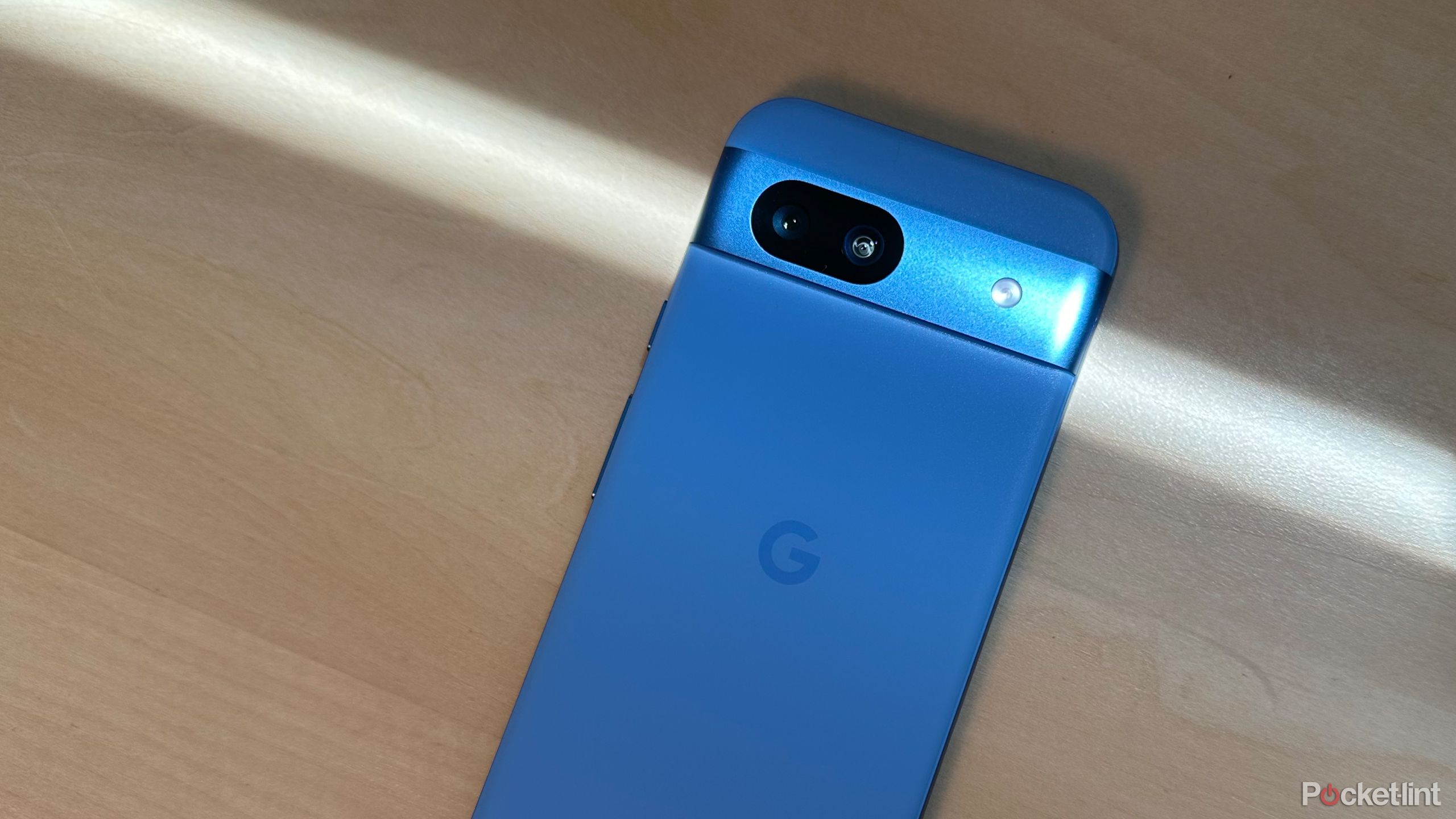 دوربین Pixel 8a در پرتو خورشید