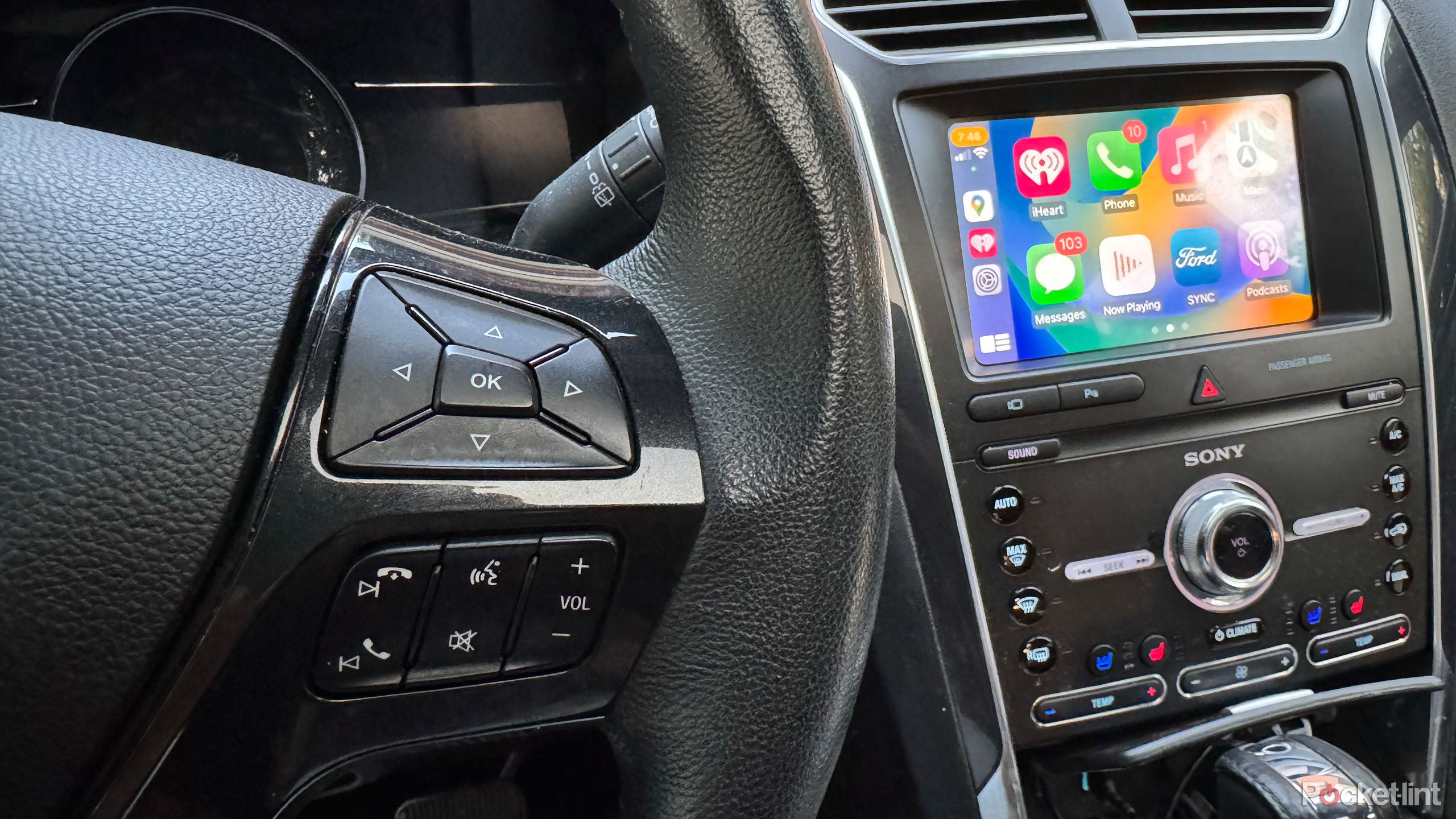 از دکمه های روی فرمان می توان برای کنترل سیری در CarPlay استفاده کرد
