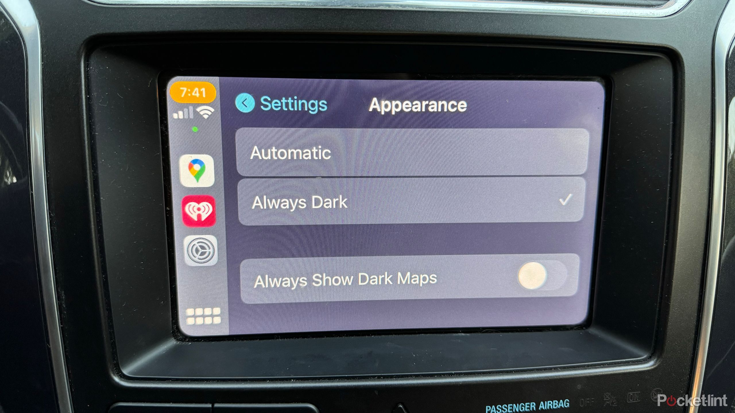 صفحه نمایش اطلاعات سرگرمی خودرو، Apple CarPlay را نمایش می دهد
