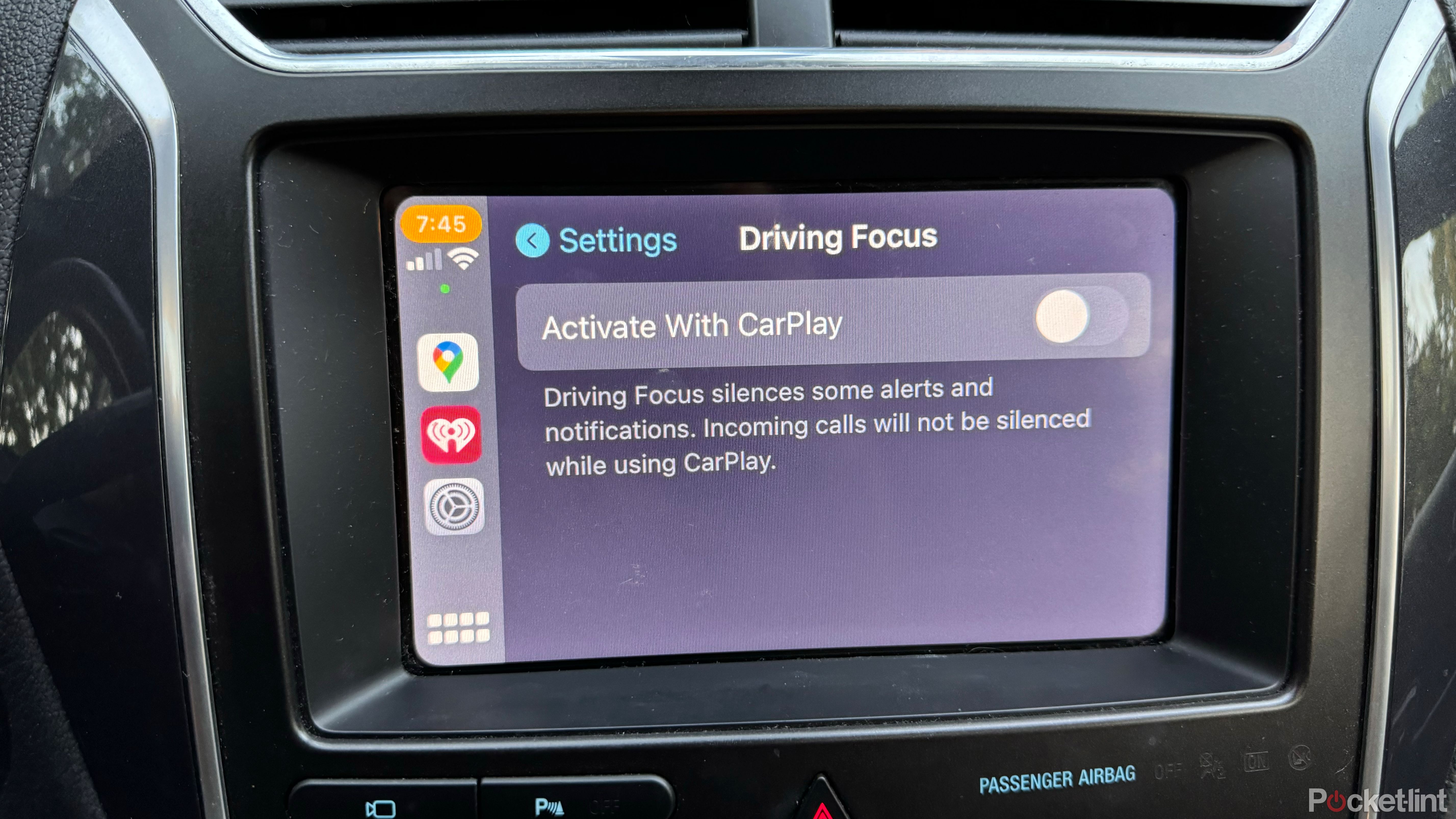 صفحه نمایش اطلاعات سرگرمی خودرو، Apple CarPlay Driving Focus را نمایش می دهد