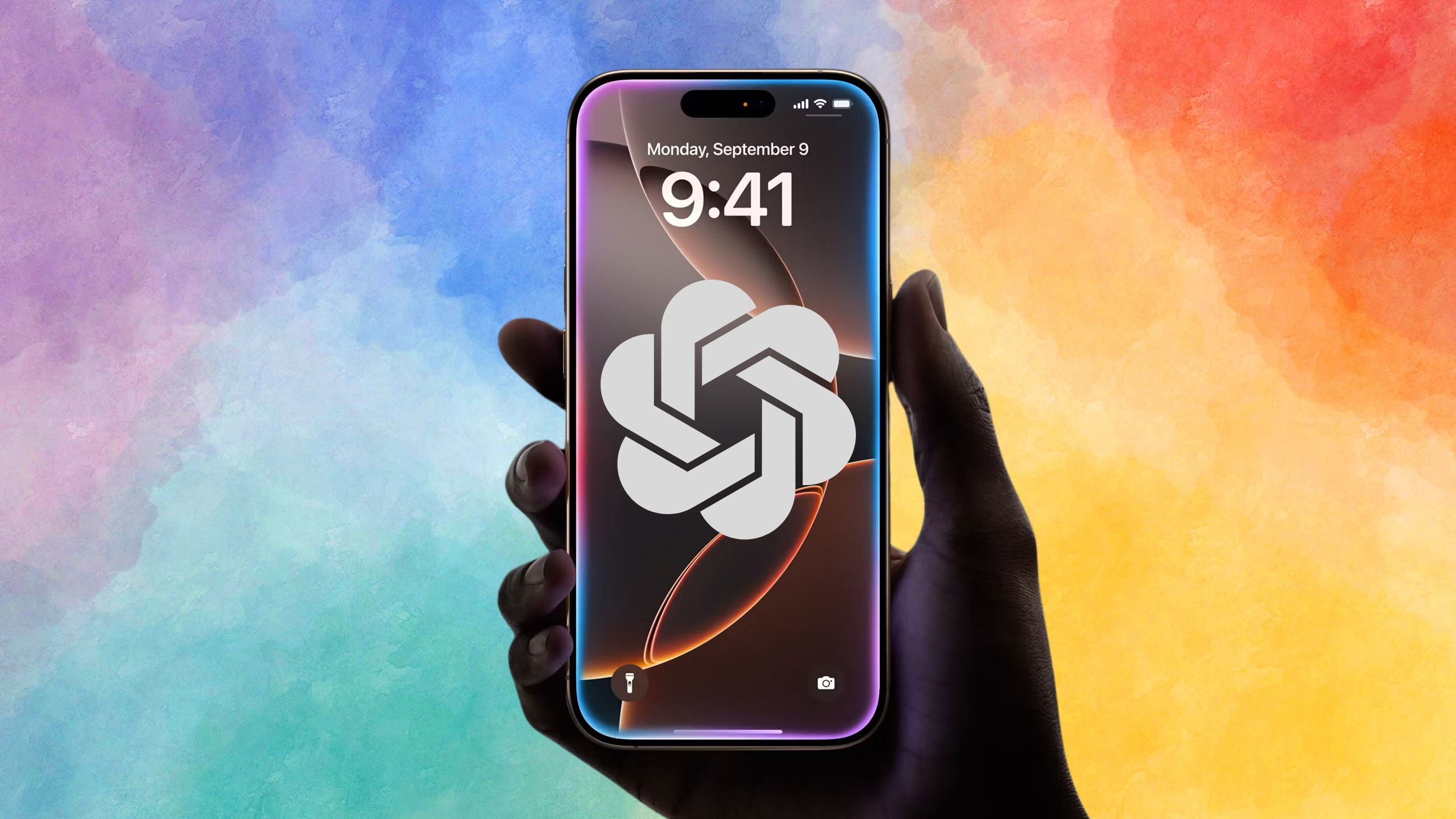 دستی که یک آیفون با Siri Glow و آرم OpenAi را در دست دارد.