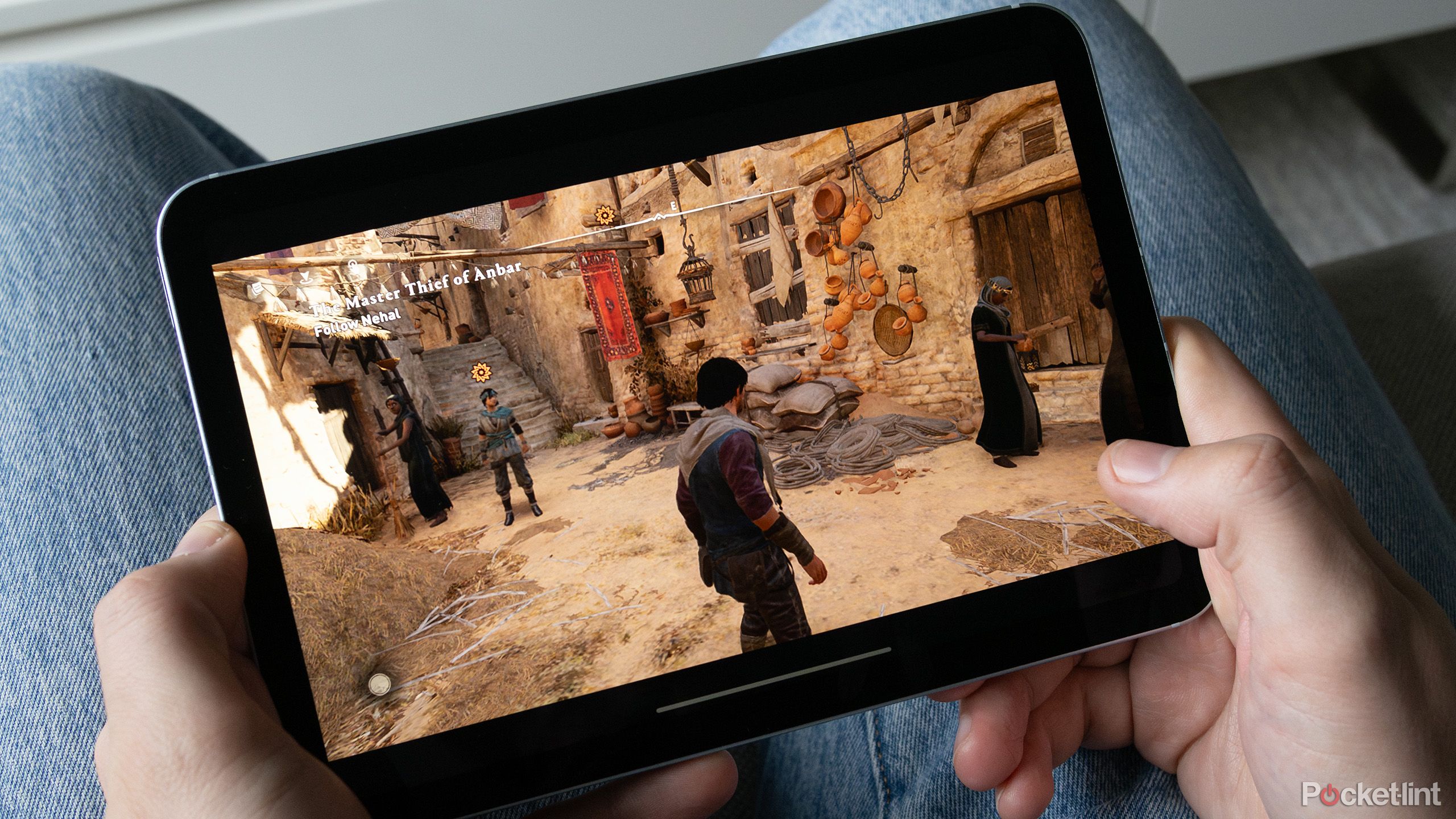 Assassin's Creed Mirage در حال اجرا بر روی iPad mini 