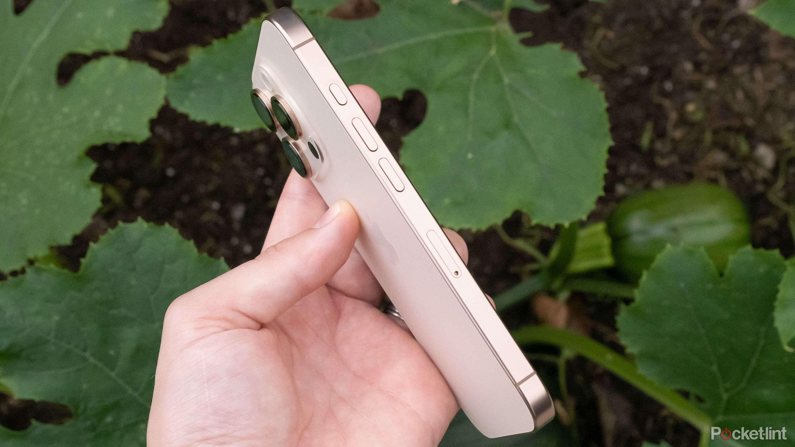 سمت آیفون 16 Pro. 