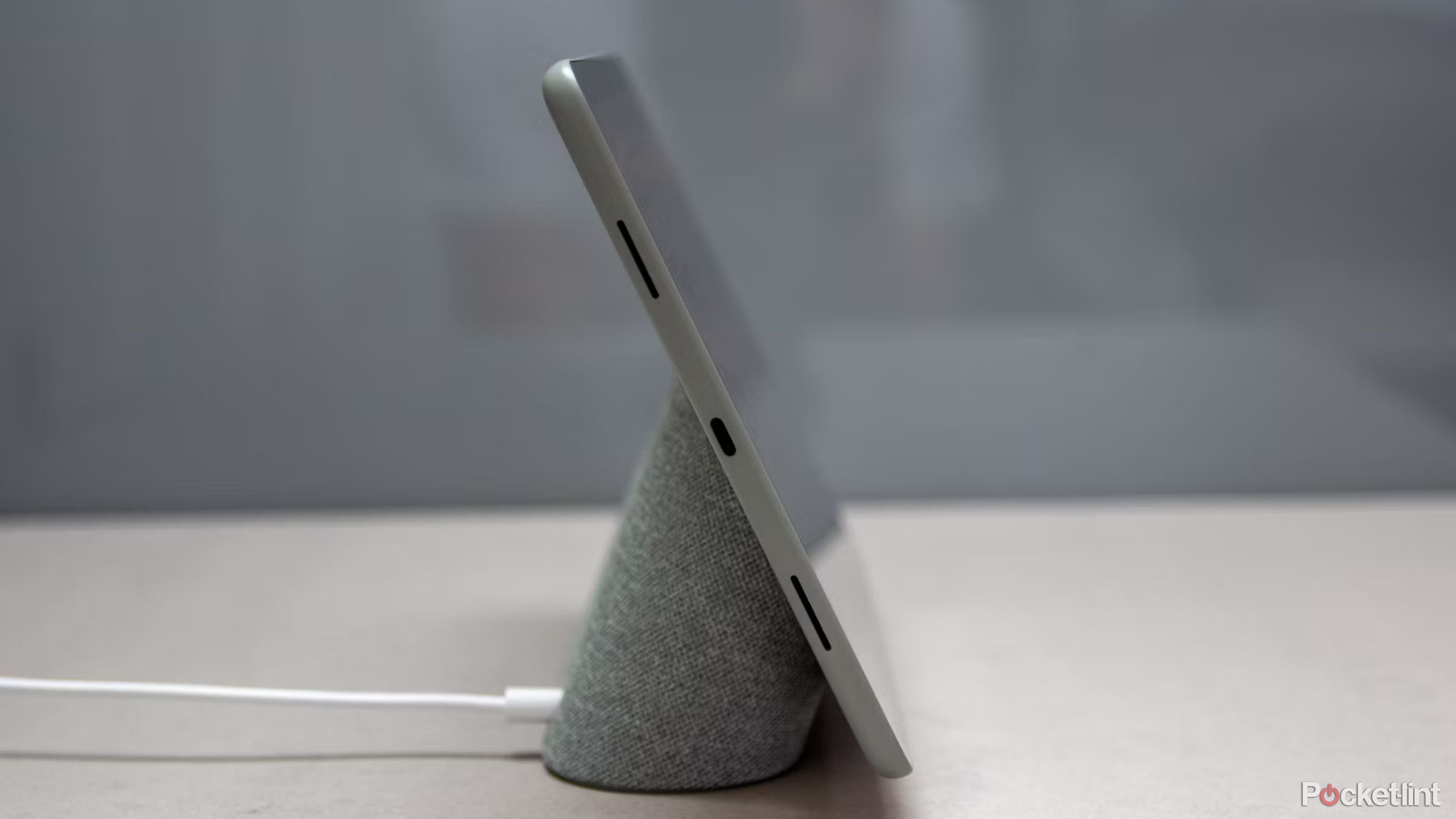 یک لوح پیکسل که بر روی حوض شارژ خود نصب شده است ، که از طرف آن مشاهده می شود.