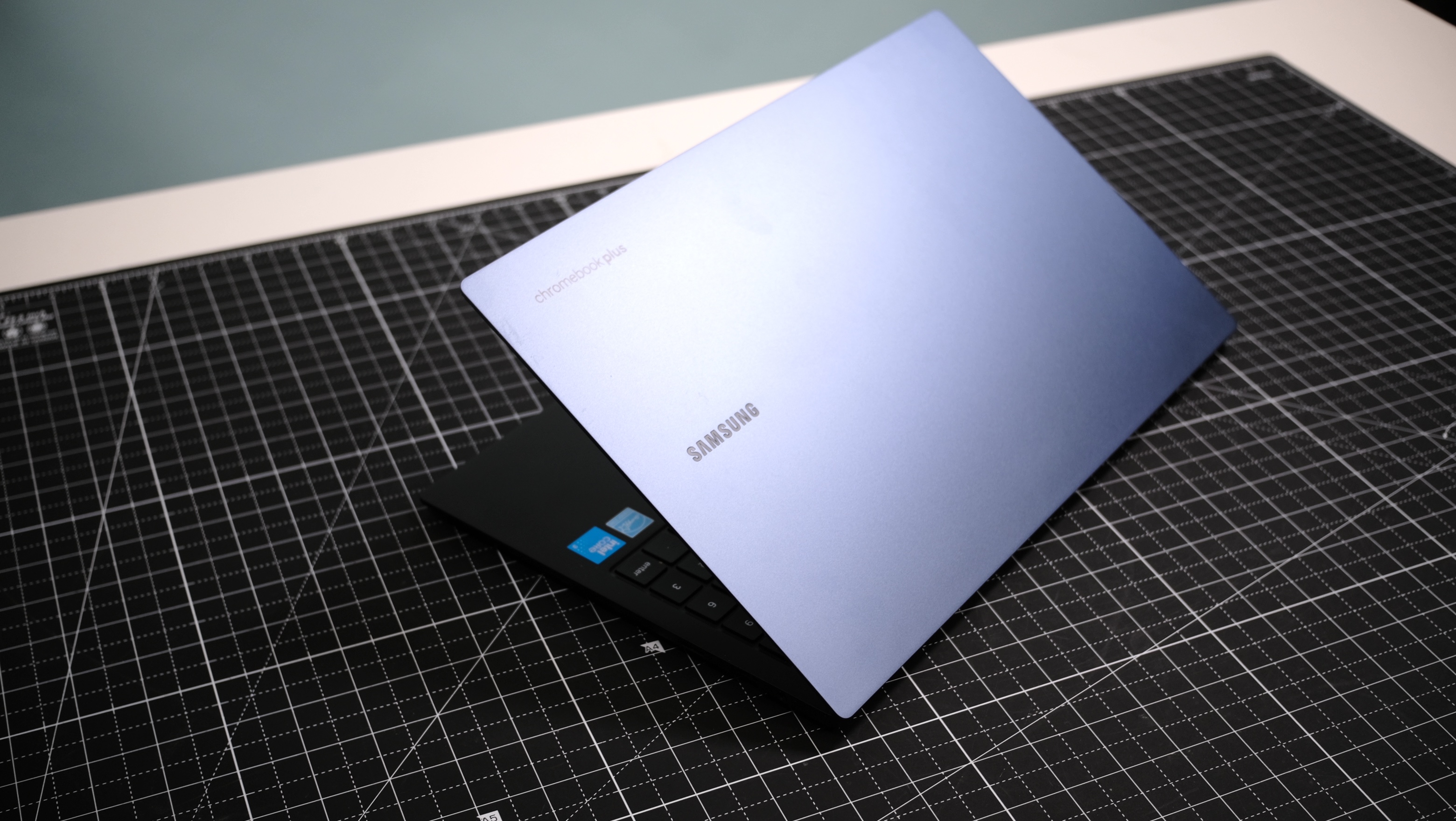 Samsung Galaxy Chromebook Plus تا شده است