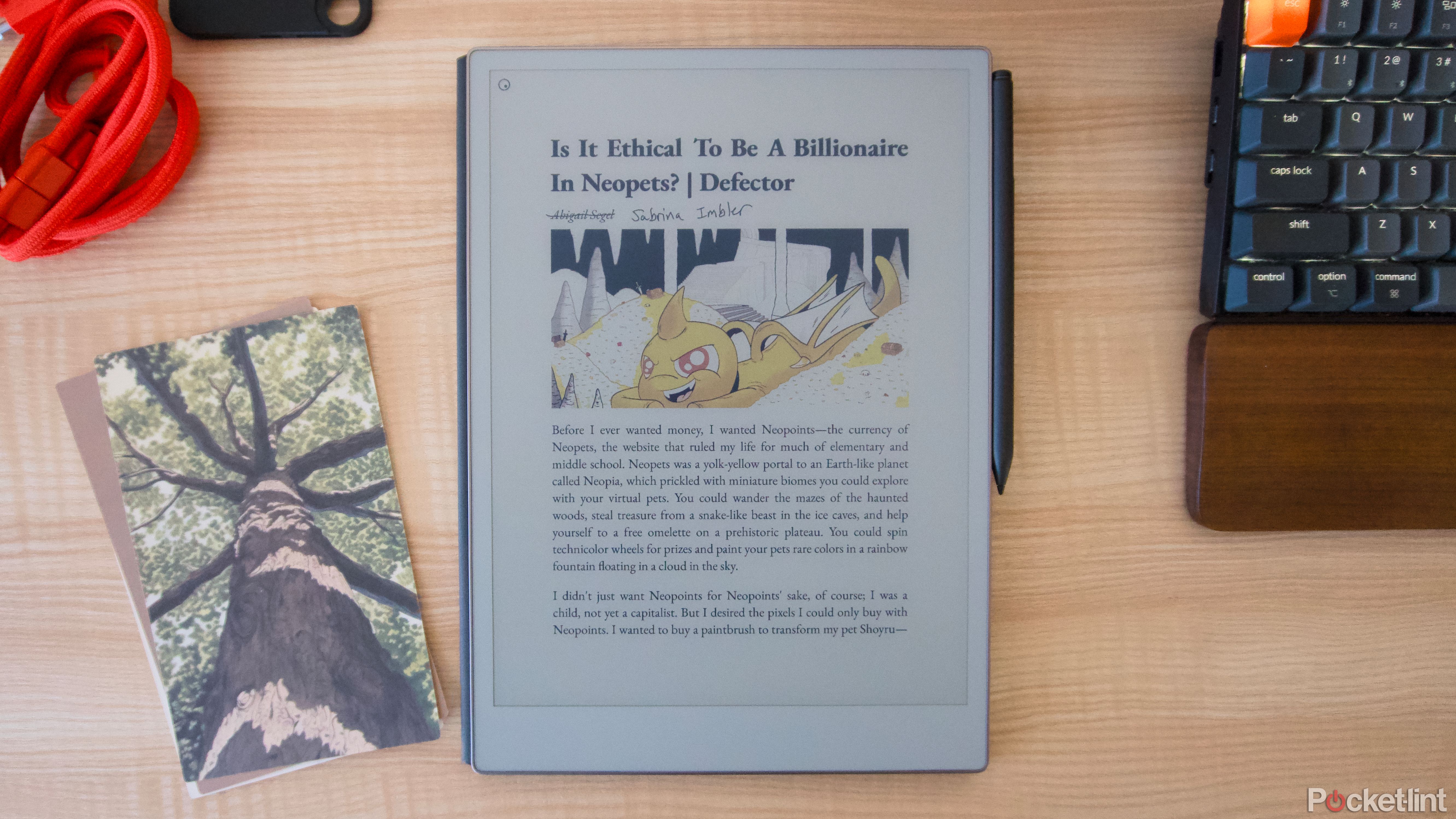 یک Paper Pro قابل توجه که روی میز نشسته و یک مقاله ذخیره شده از Defector را نمایش می دهد.