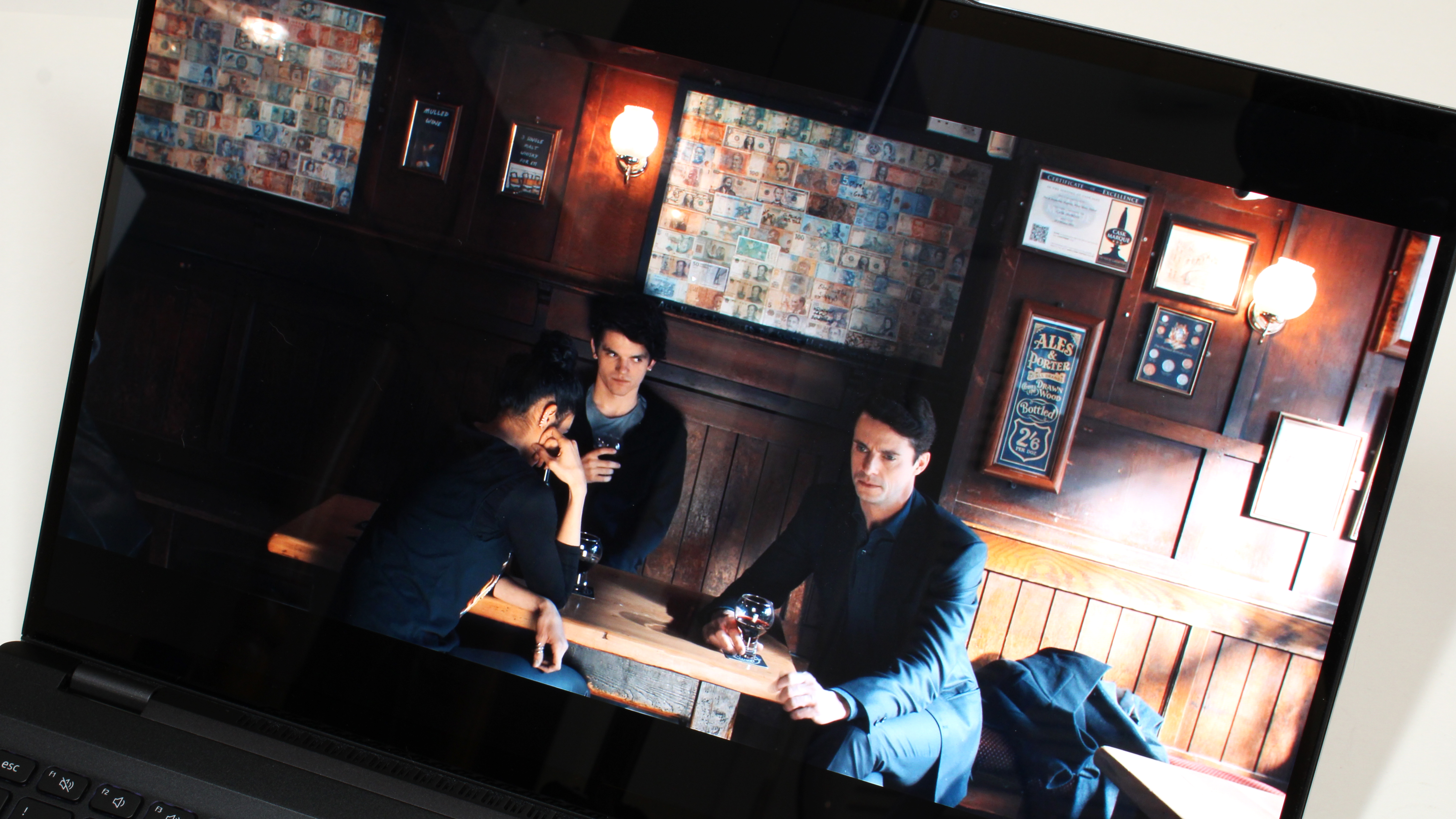 صفحه نمایش Acer Swift 16 AI (اینتل) زاویه ای را به تصویر می کشد که یک برنامه تلویزیونی را نشان می دهد تا وضوح و رنگ نمایشگر را نشان دهد.