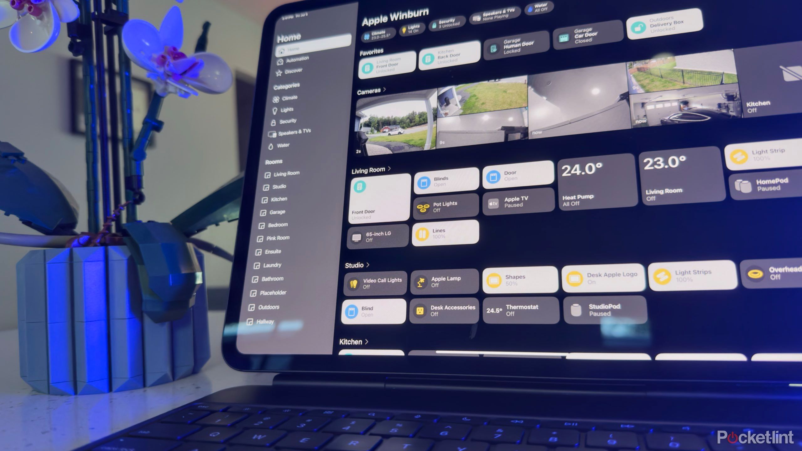 یک iPad Pro در برنامه Apple Home با رنگ آبی. 