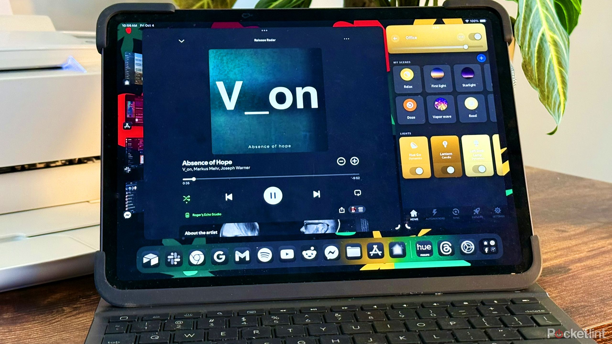 یک iPad Pro 11 اینچی 2020 در یک صفحه کلید Logitech.