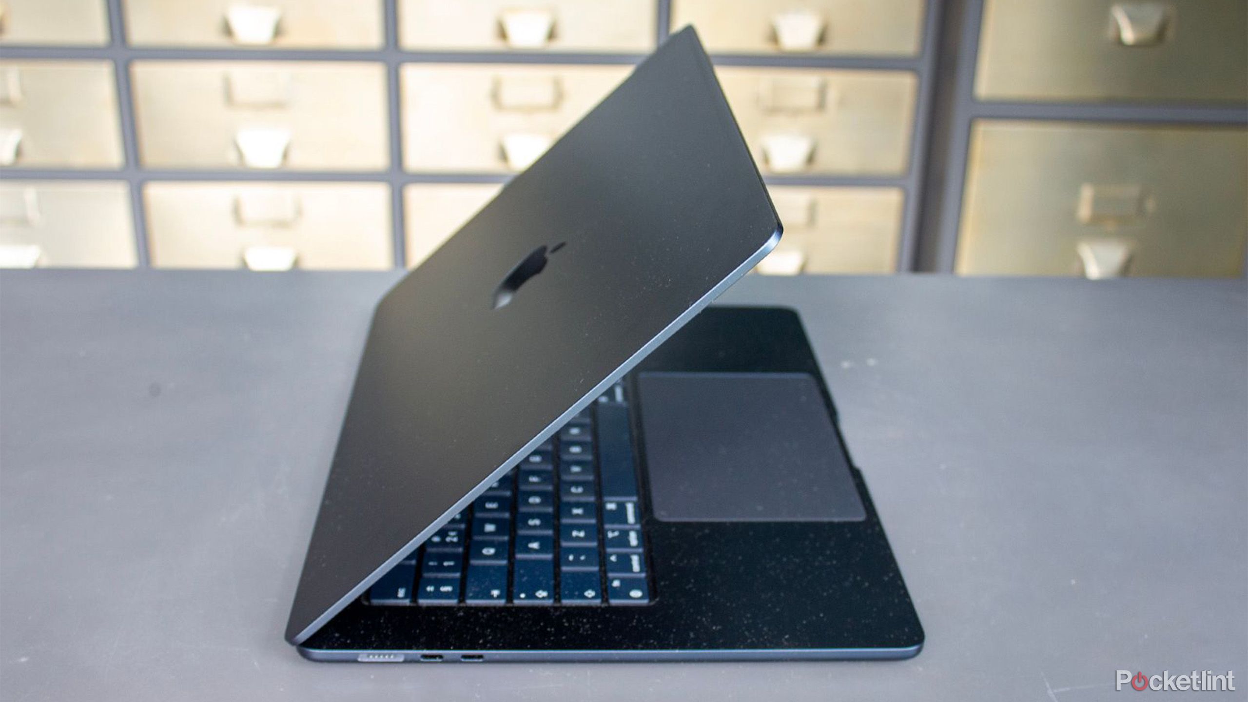 نمای جانبی Apple MacBook Air M2