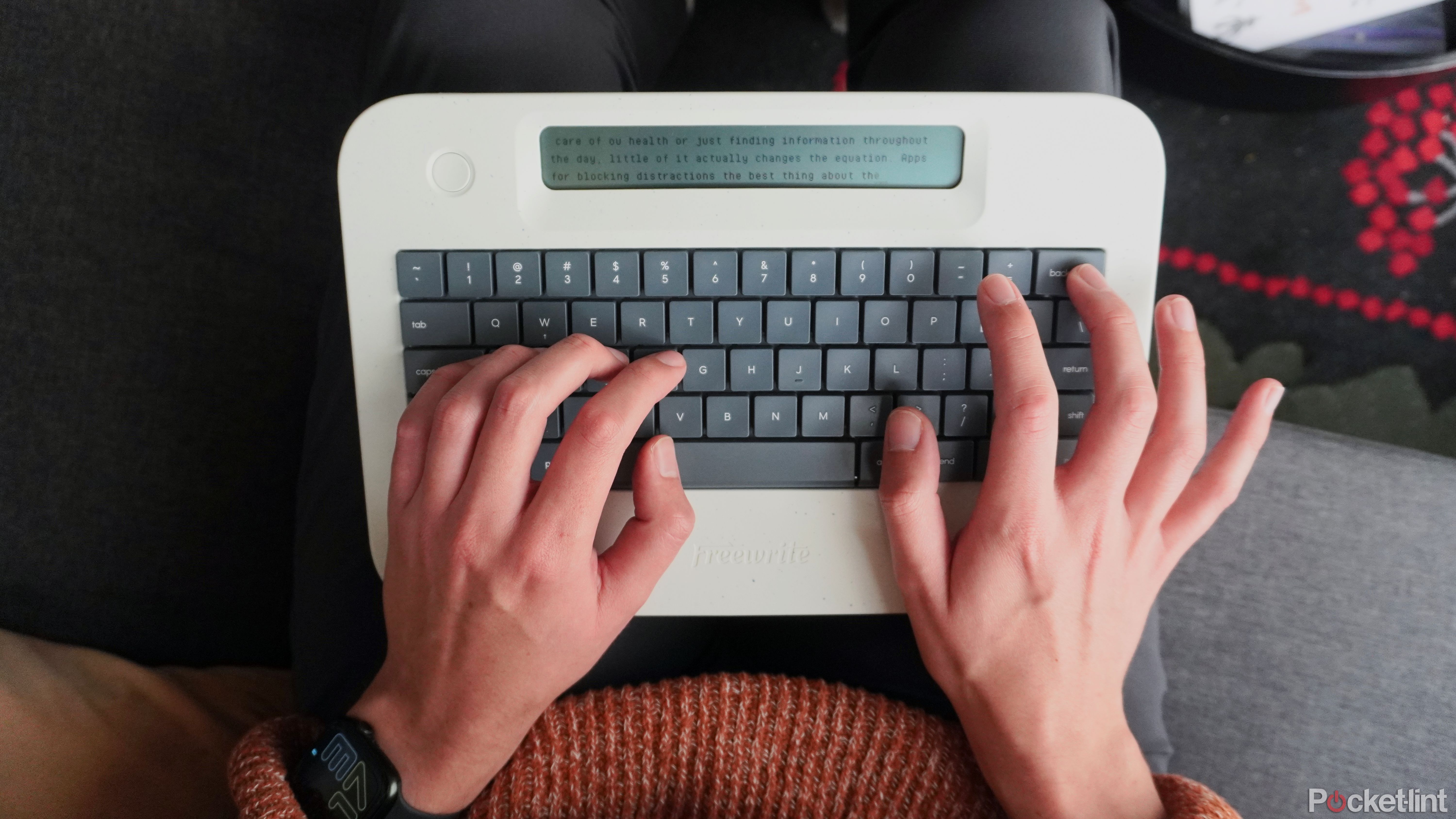 دو دست در حال تایپ بر روی Freewrite Alpha در یک دور.