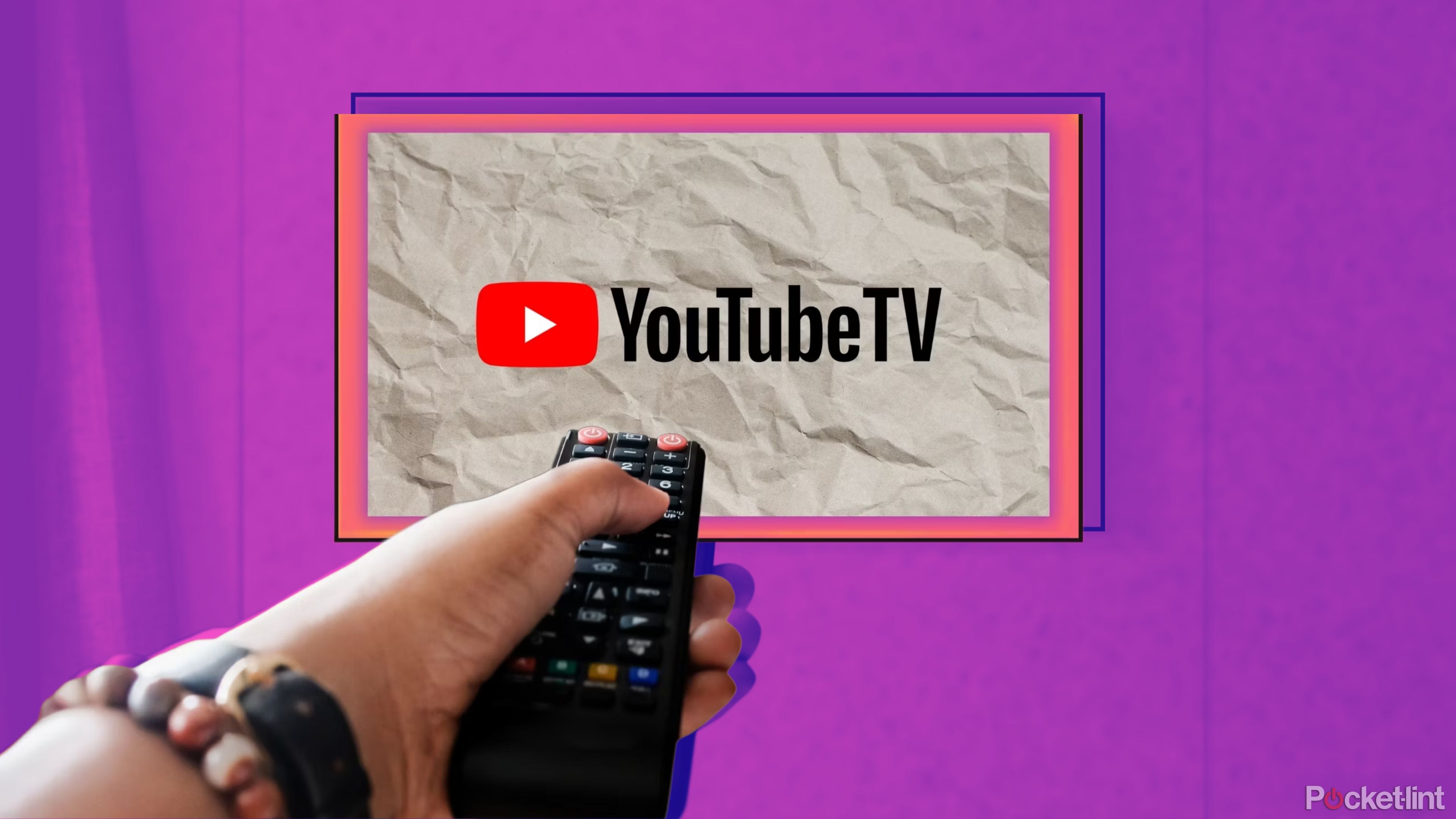 YouTube TV و شخصی که کنترل از راه دور را به سمت رندر نشان می دهد. 