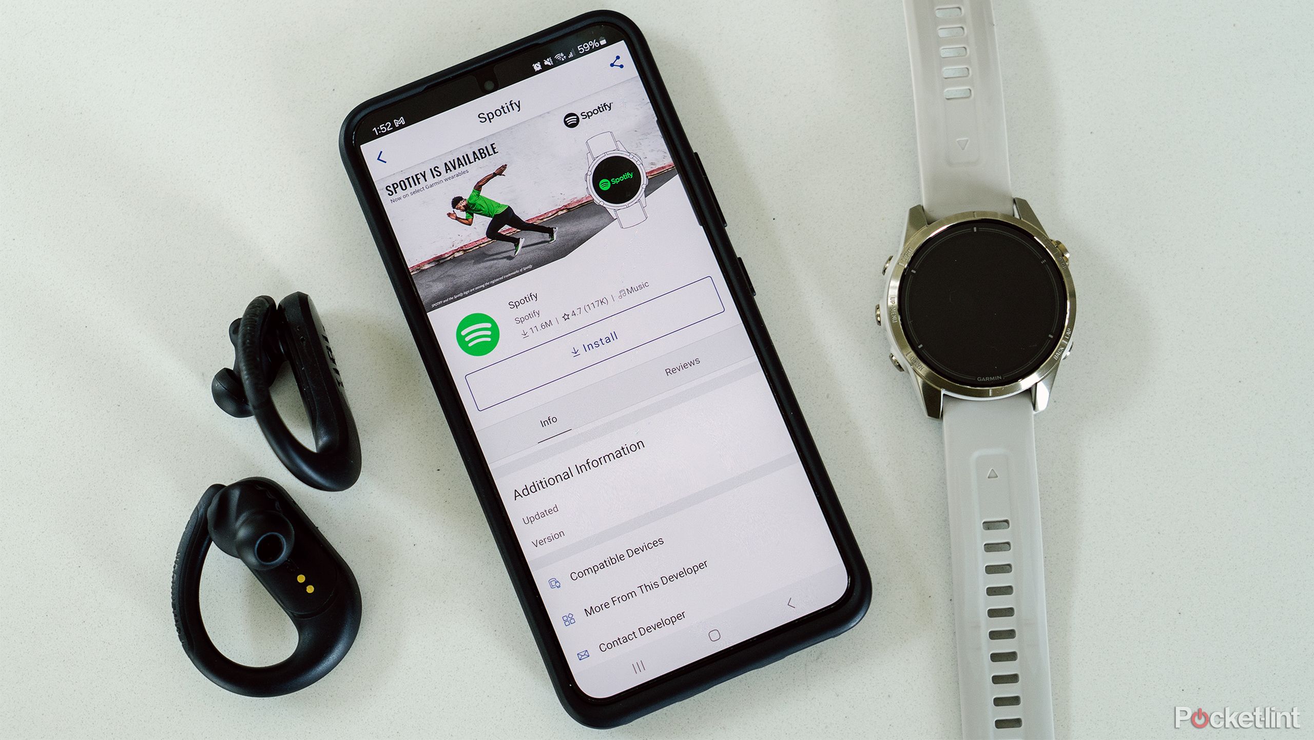 Garmin epix Pro Gen 2 در کنار گلکسی سامسونگ با برنامه Spotify Garmin Connect روی صفحه نمایش قرار می گیرد.