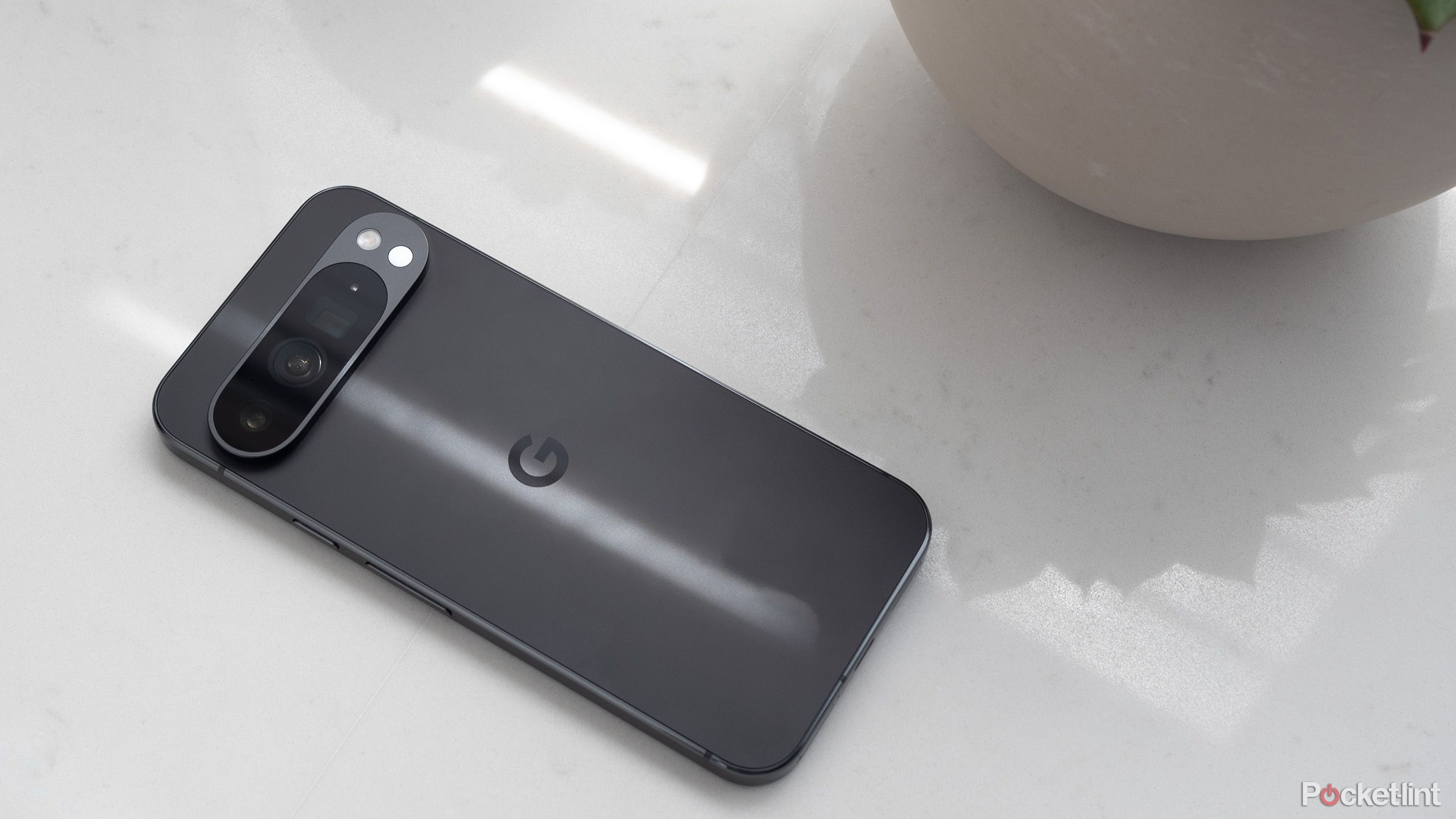 نور به پشت Pixel 9 Pro XL برخورد می کند 