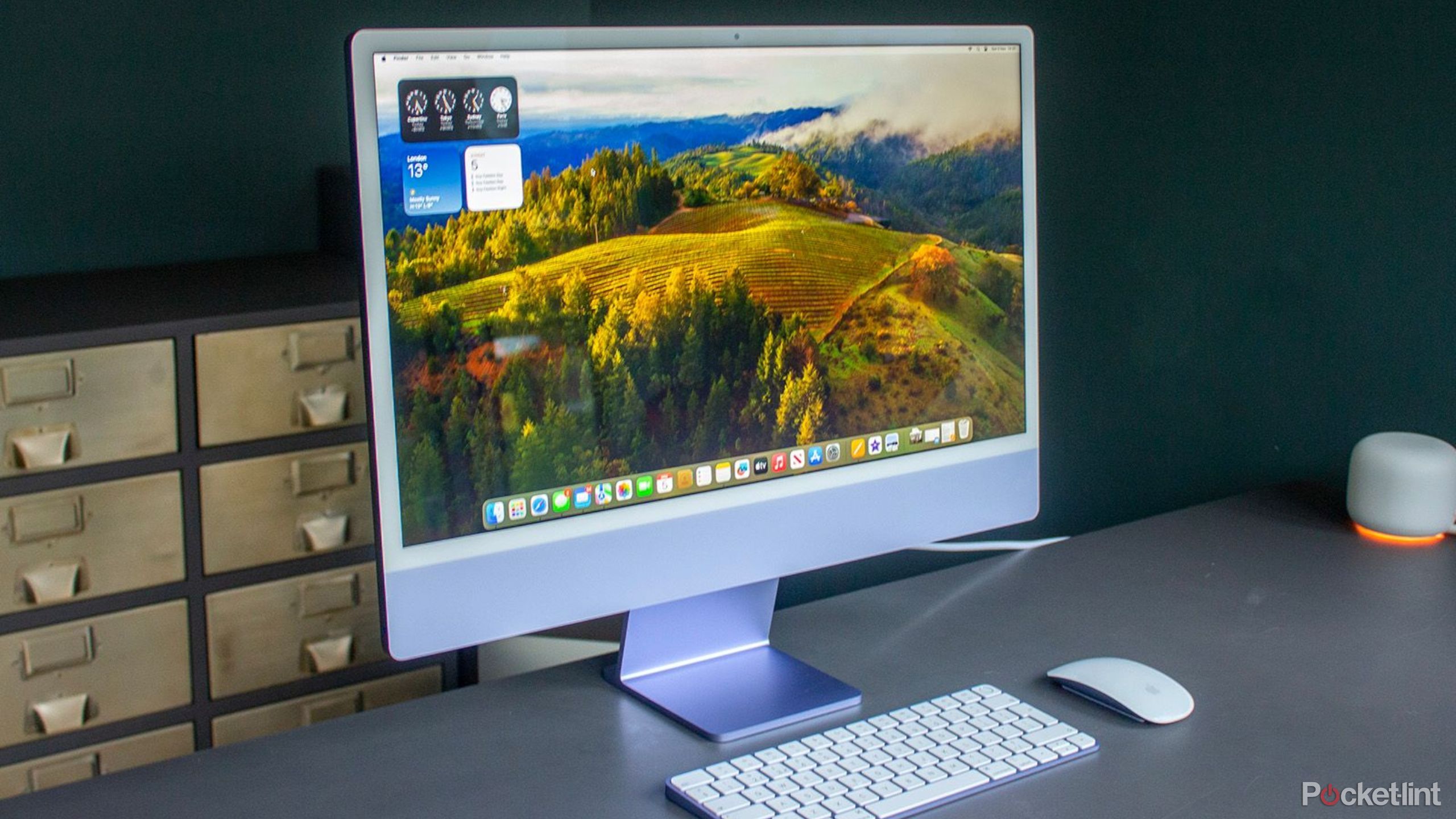 نمای جلوی IMAC 2023 با صفحه کلید و ماوس. 
