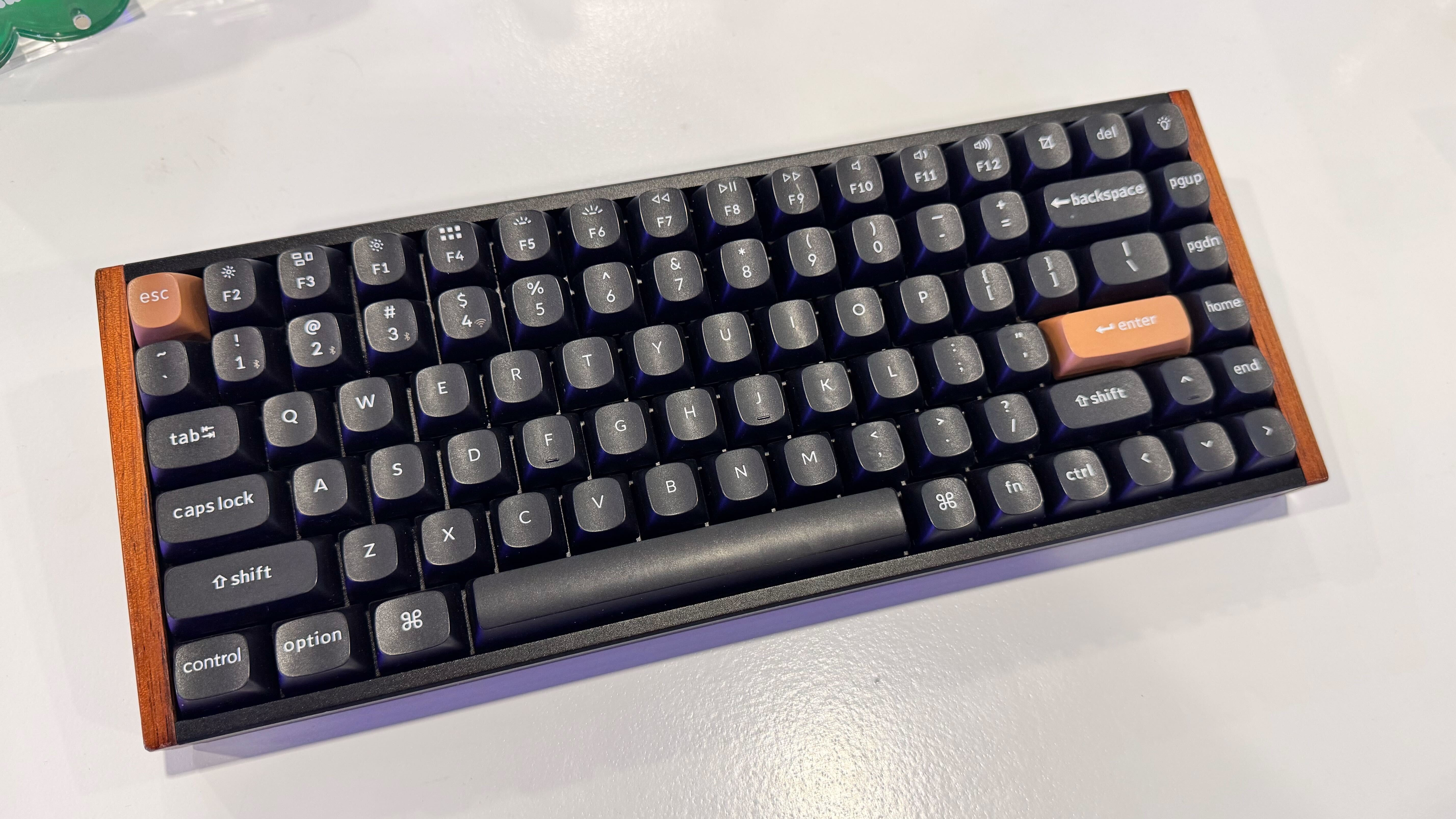 Keychron K2 HE روی میز سفید در نمایشگاه CES 2025 به نمایش گذاشته شد