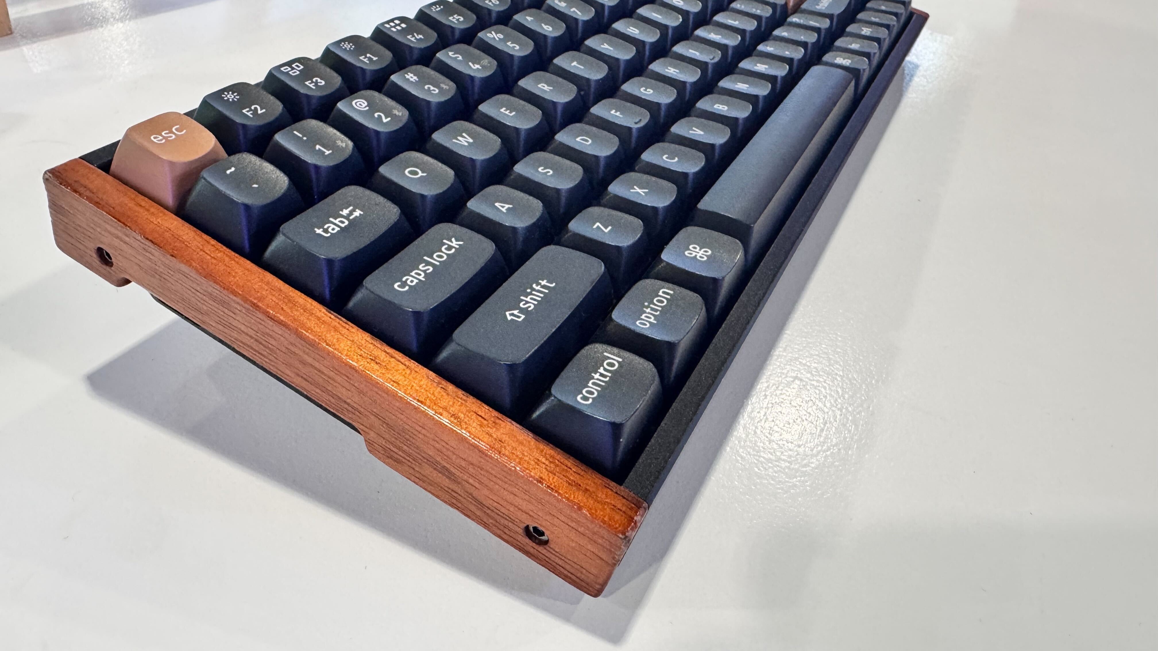 نمای نزدیک از لهجه چوب رز در Keychron K2 HE Special Edition