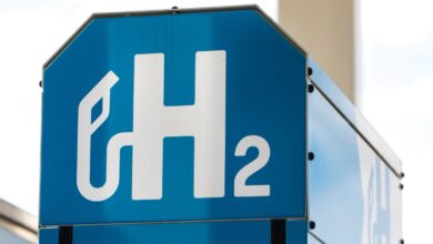 A sign denoting a hydrogen filling station.