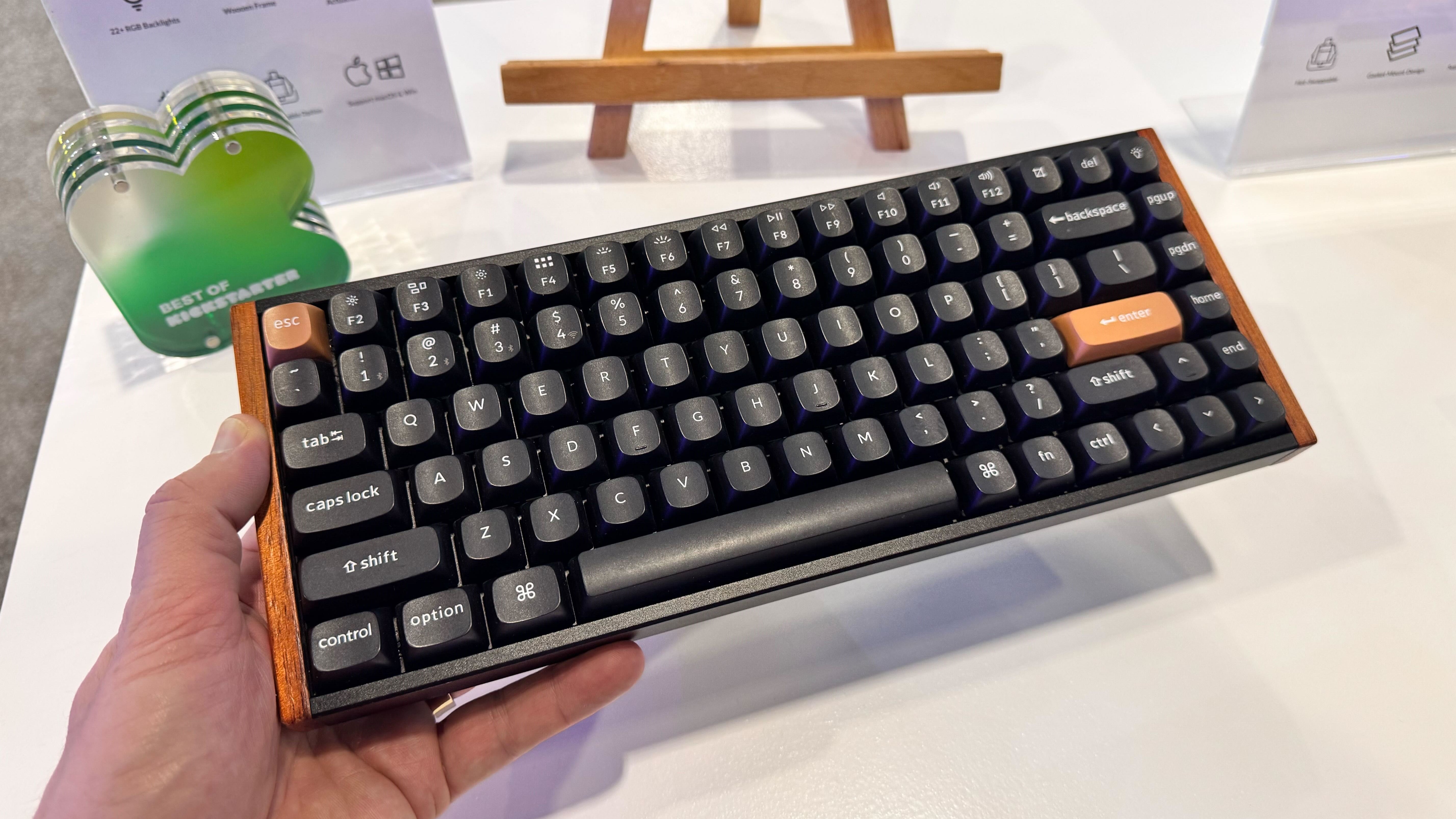 Keychron K2 HE در جلوی یک میز سفید در CES 2025