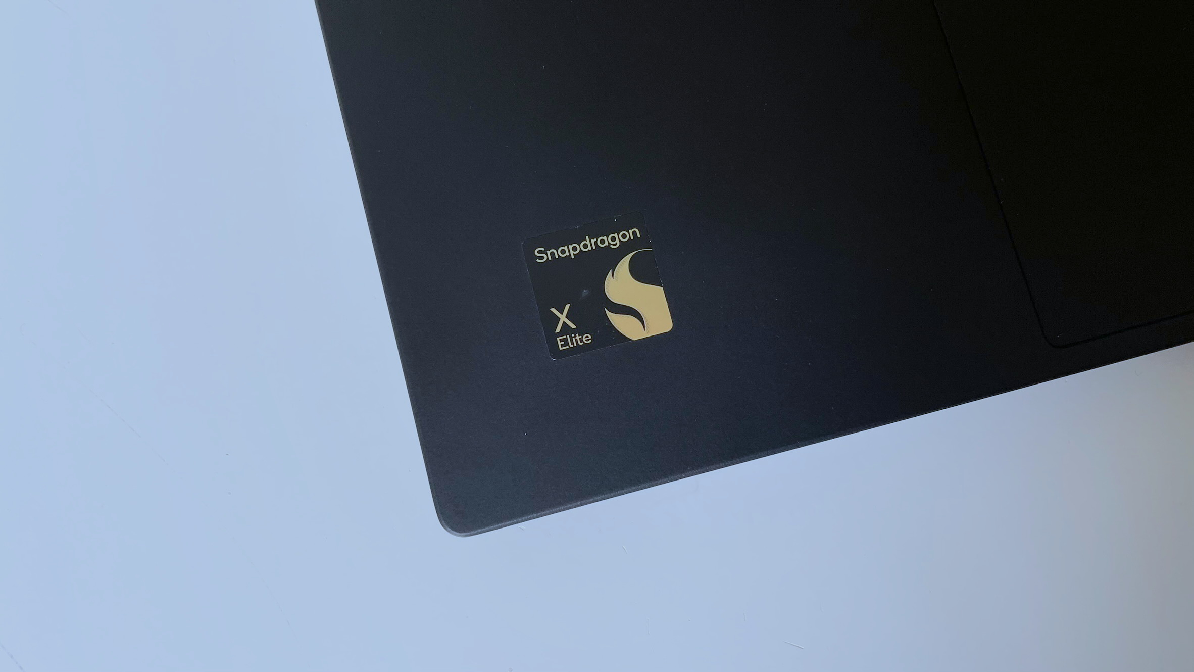 برچسب Snapdragon X Elite از نزدیک در Lenovo ThinkPad T14s Gen 6