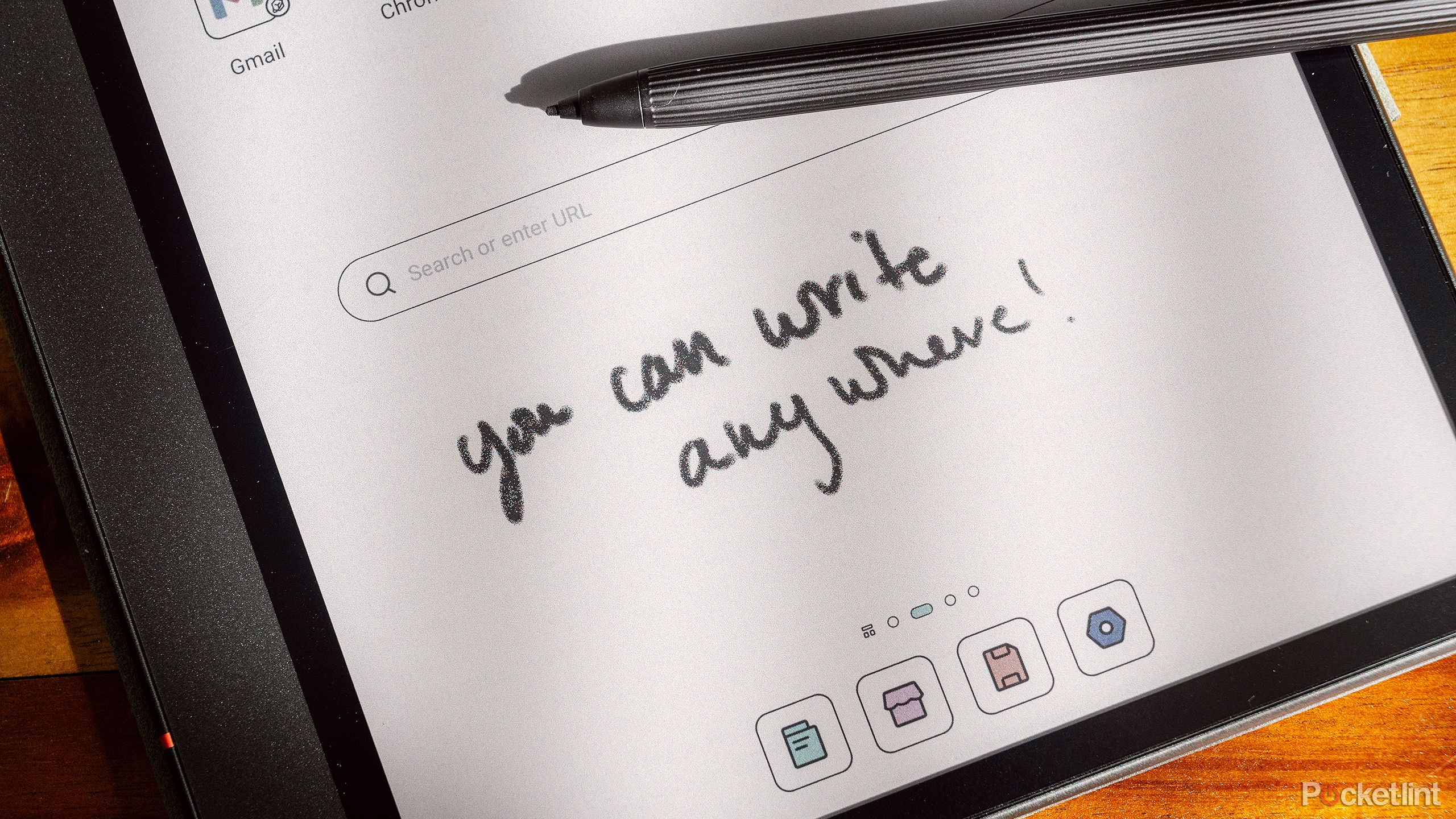 Boox Stylus روی تبلت Note Air4 C با یک یادداشت دستنویس روی نمایشگر قرار دارد.