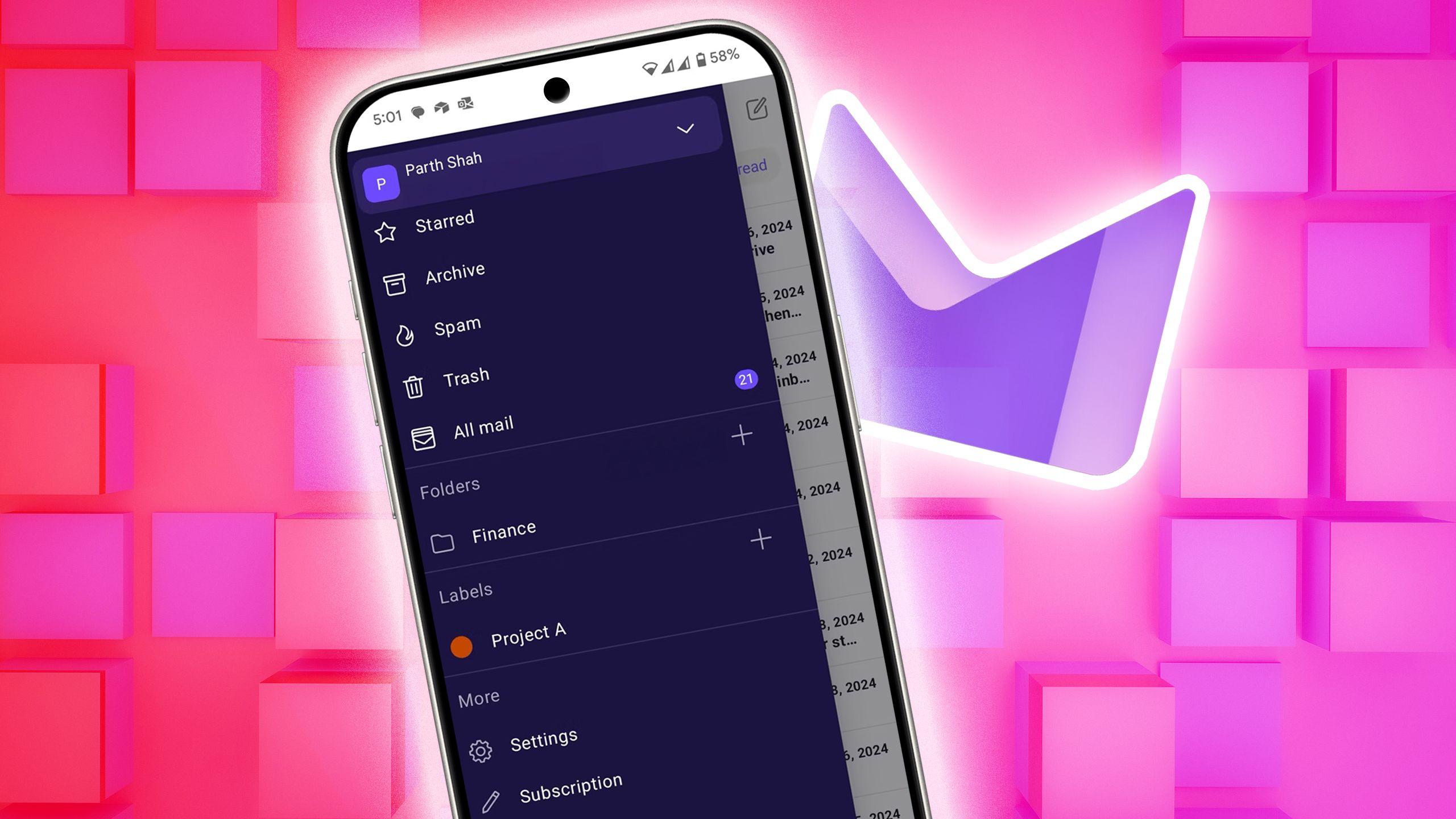Mail Proton که روی یک تلفن روی آرم Proton Mail قرار داده شده است.