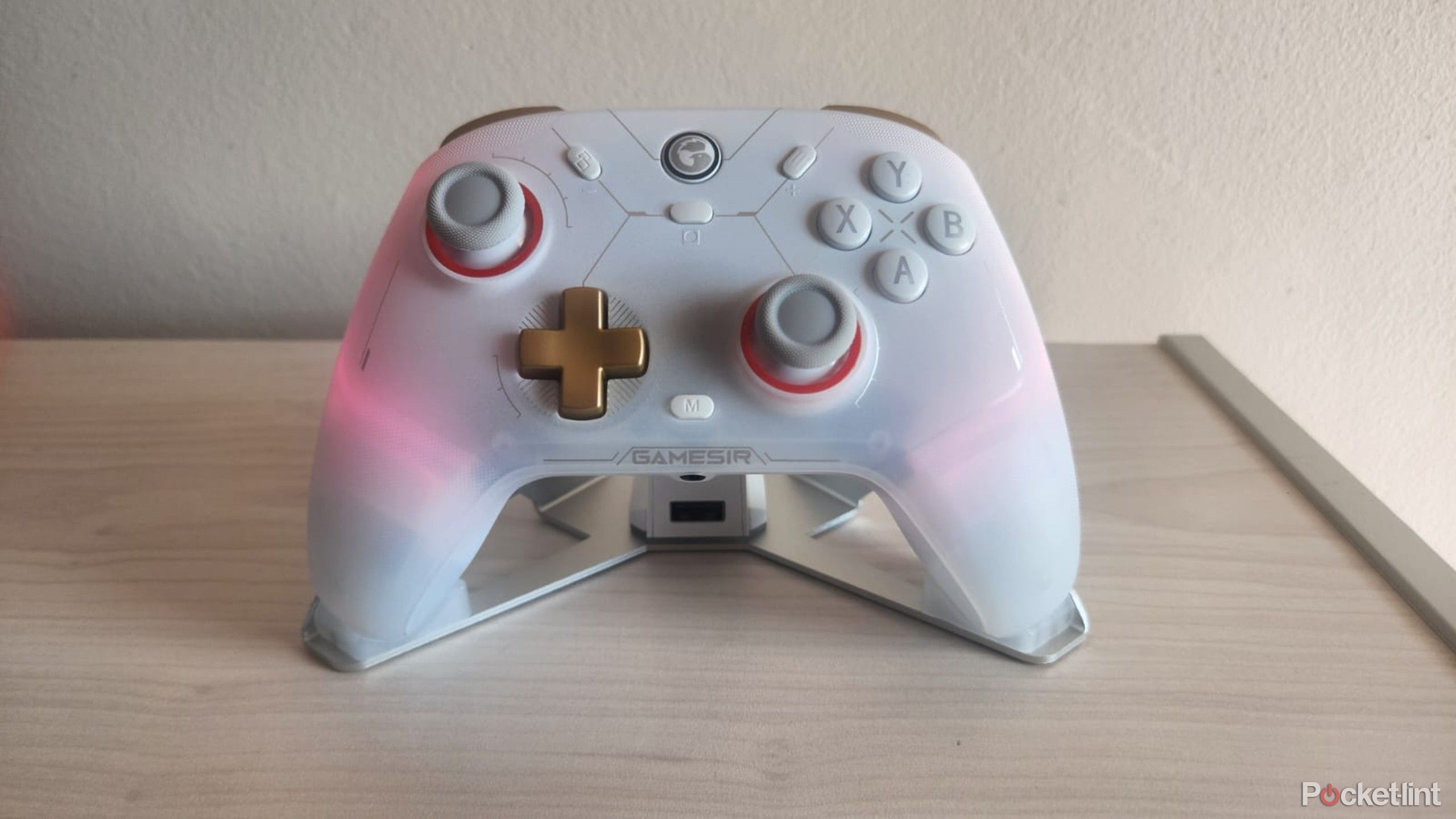 GameSir Cyclone 2 روی پایه خود نشسته است. 
