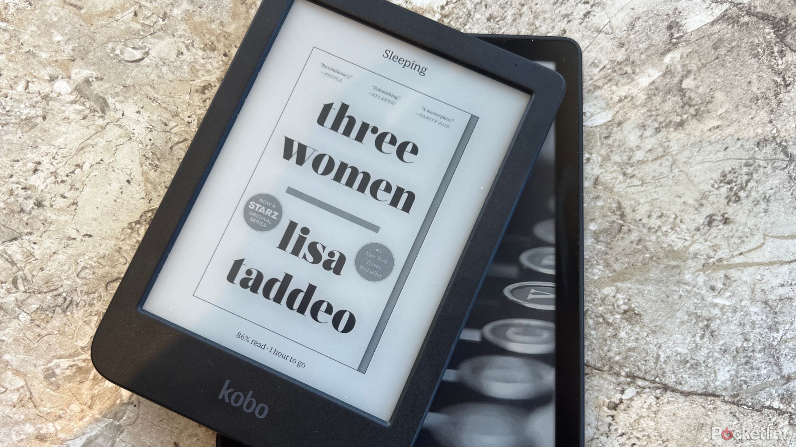 یک خواننده Kobo در بالای یک Paperwhite Kindle. 