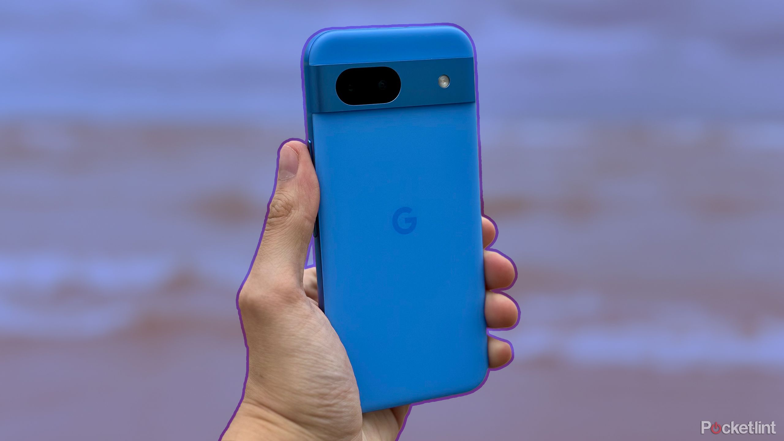 Google Pixel 8a در دست است