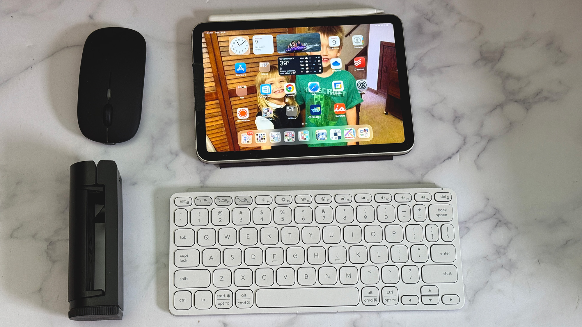 iPad mini با راه اندازی Logitech Keys 2 Go برای هواپیما.