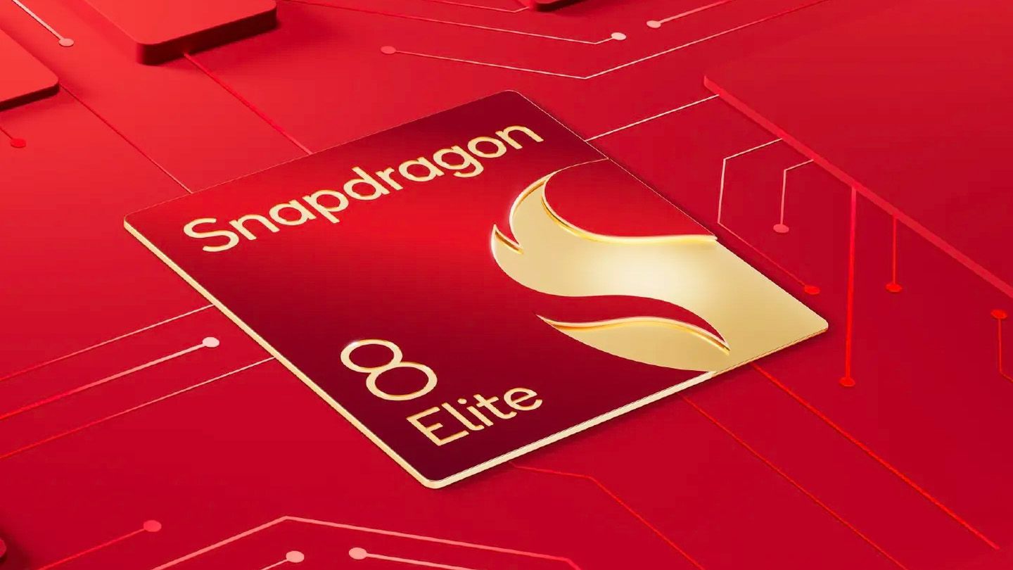 تراشه Snapdragon elite 8 در پس زمینه قرمز کامپیوتر. 