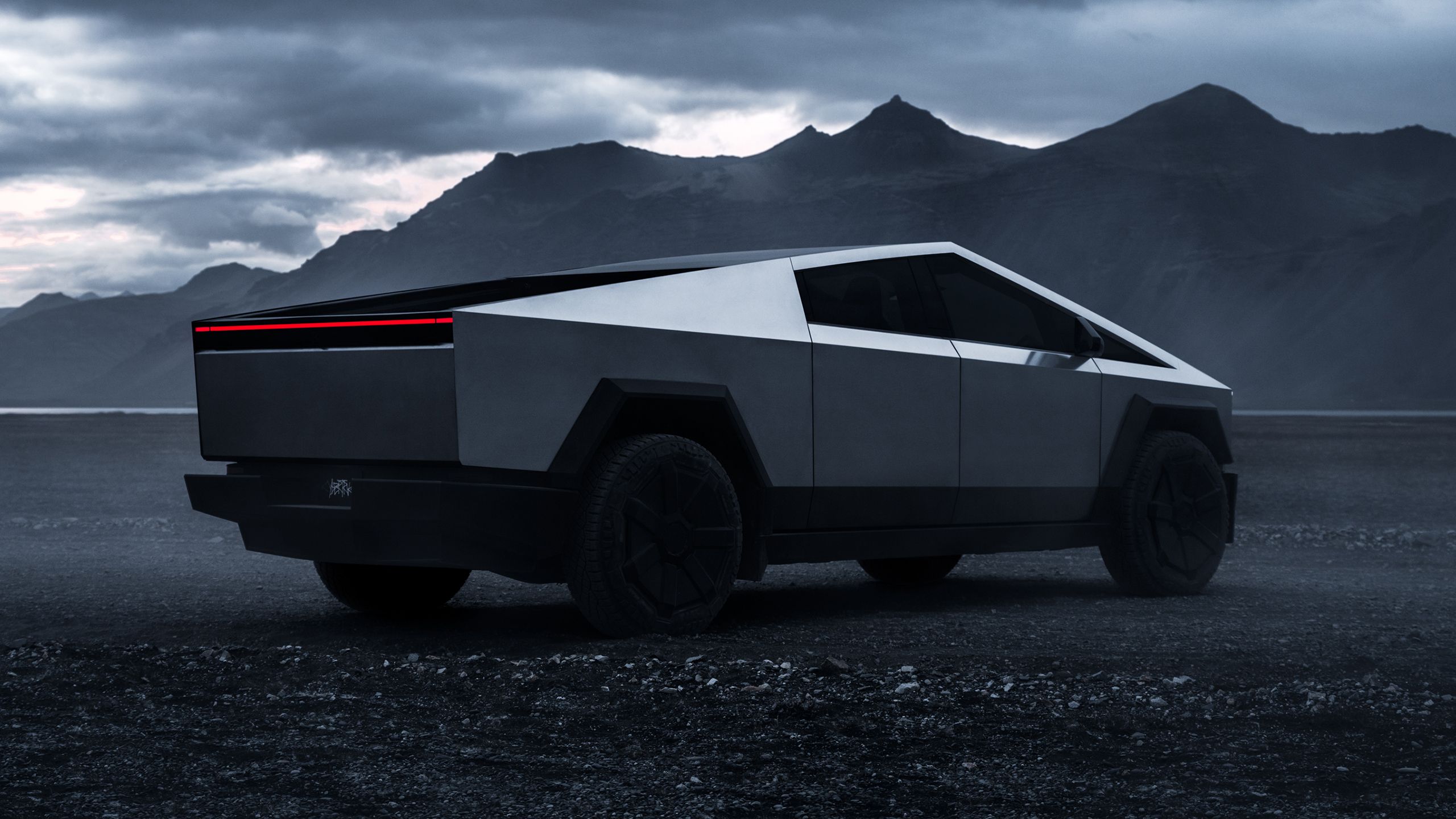 تسلا سایبرتراک در منظره ای تاریک.