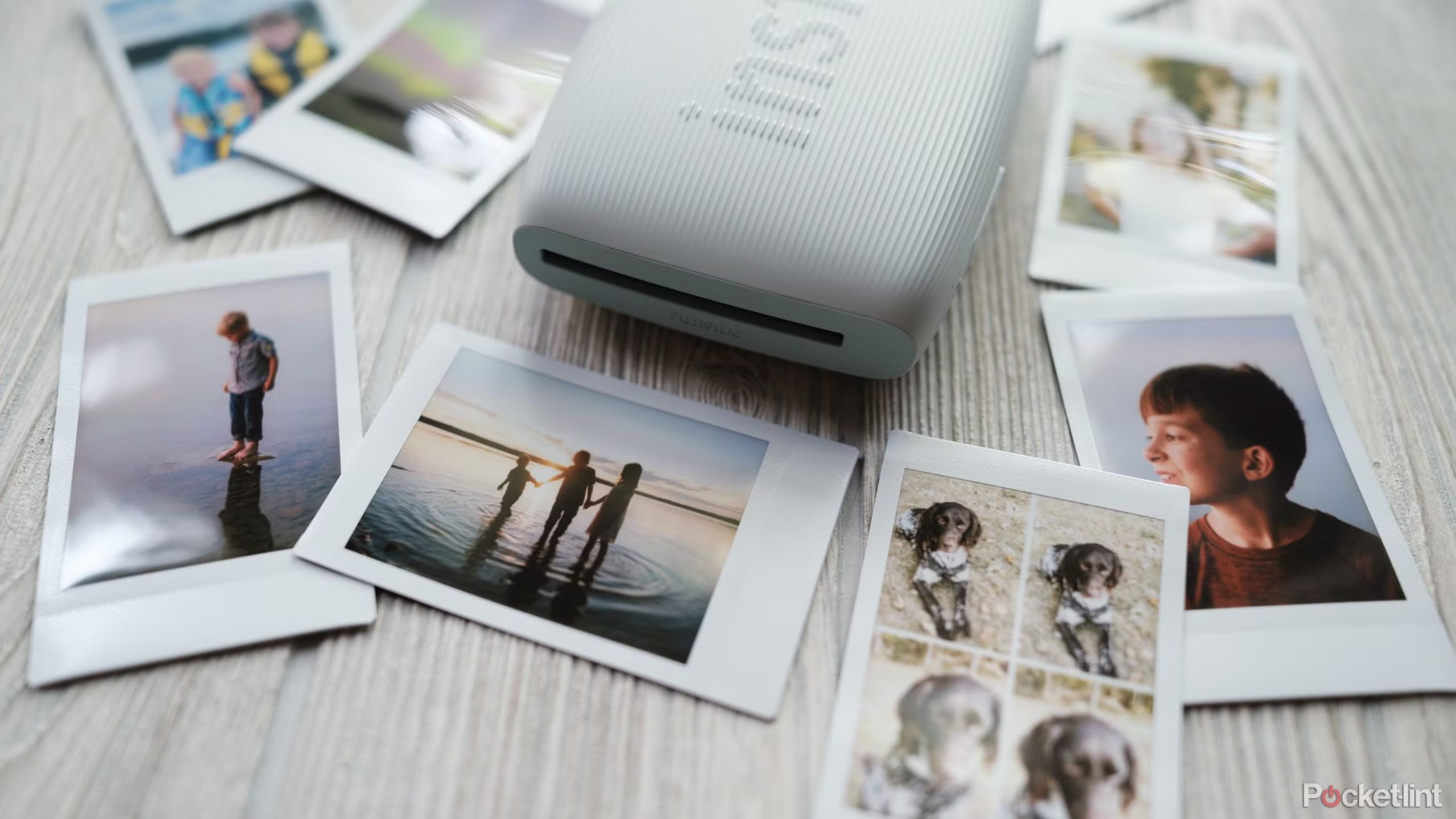 چاپگر Fujifilm Instax Mini Link 3 با چندین عکس بیرون. 