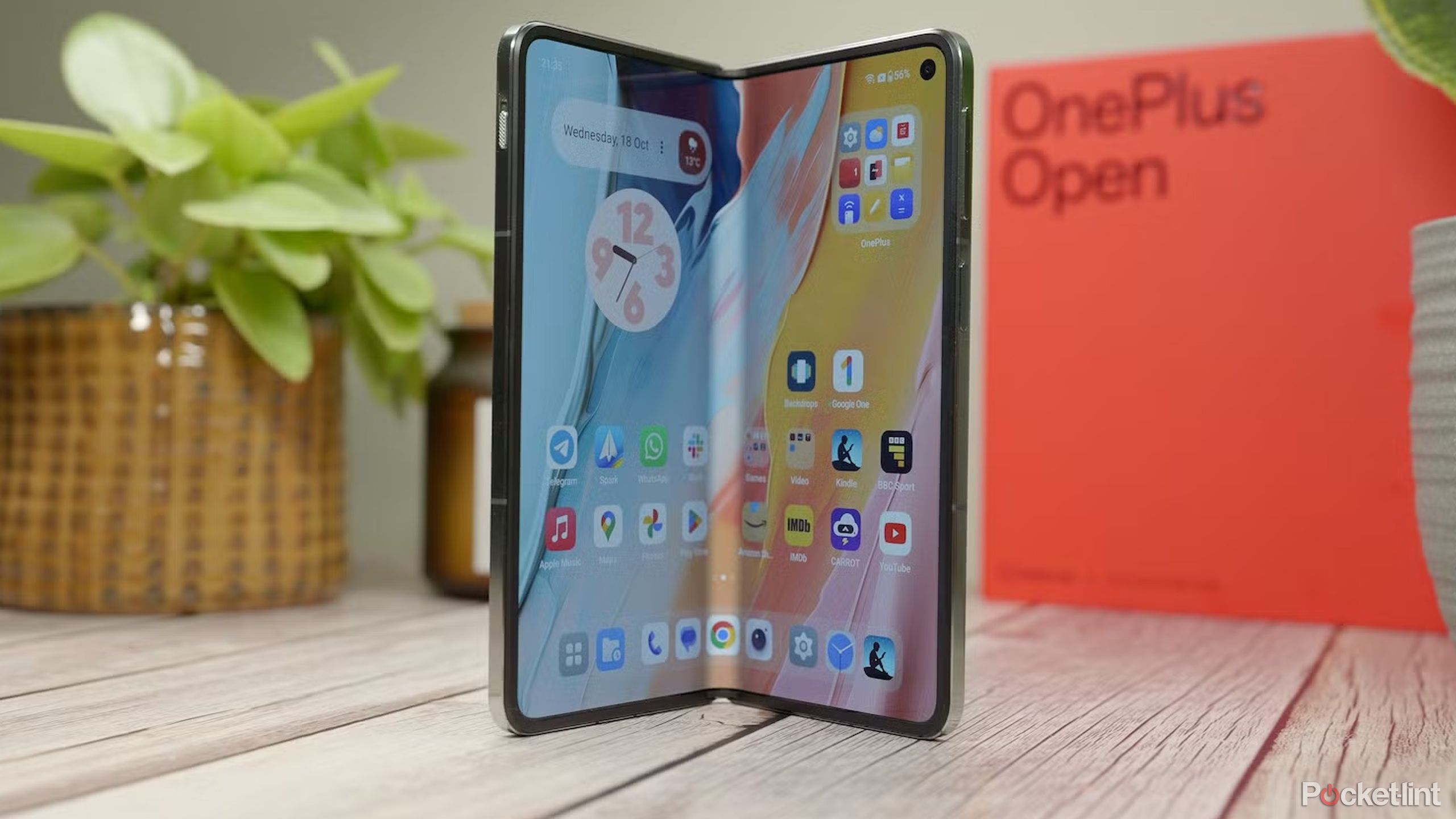 Oneplus روی یک میز کمی باز شد