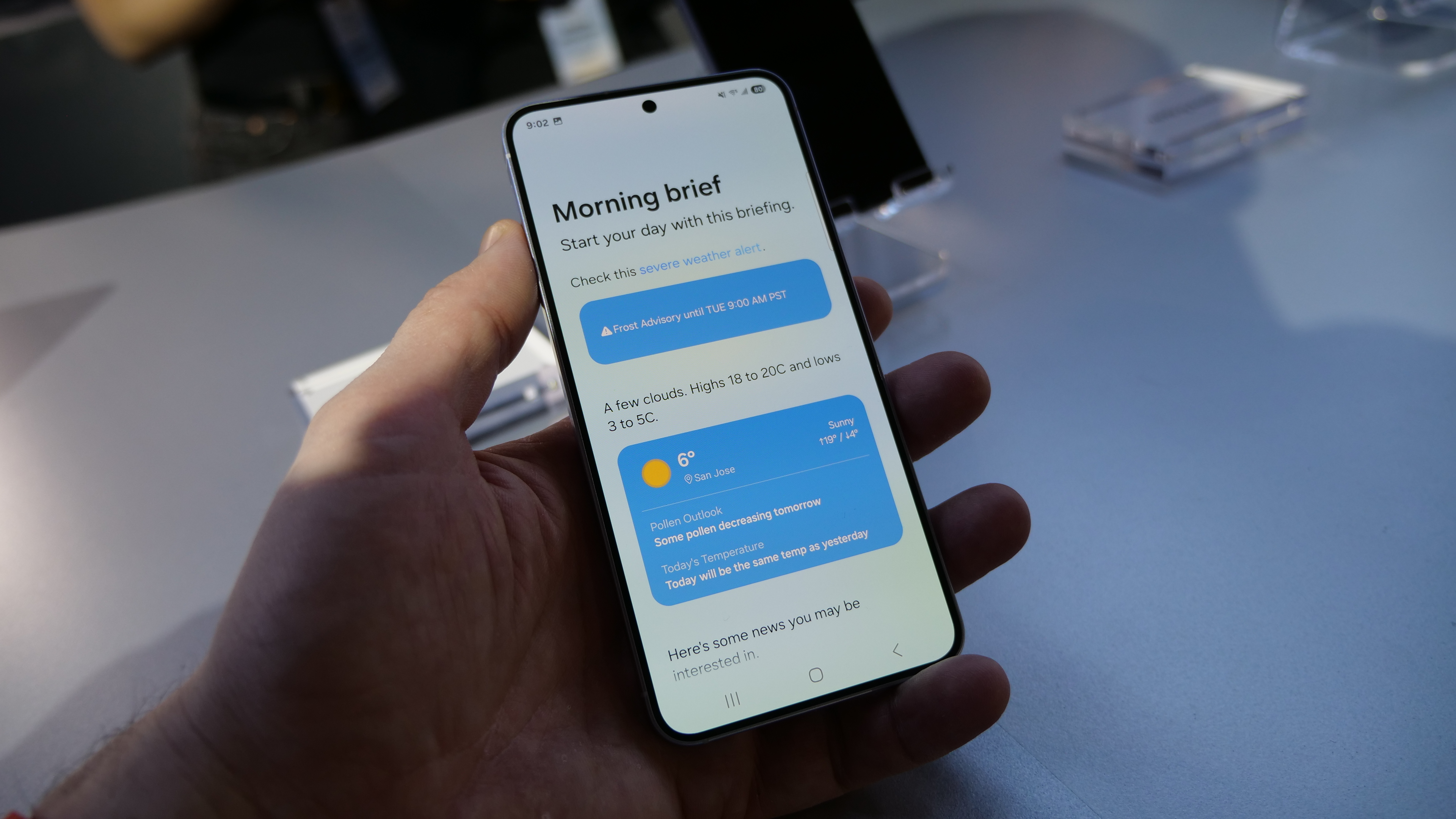 سامسونگ Galaxy S25 که یک خلاصه صبح را نشان می دهد.