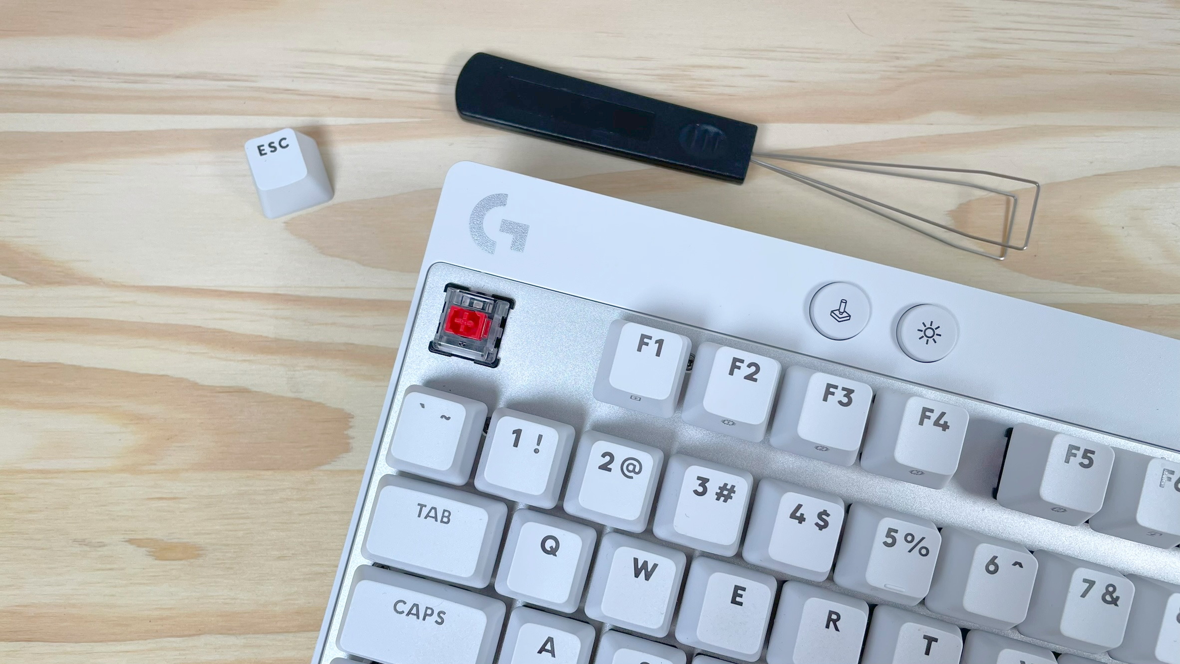 نزدیک یکی از سوئیچ ها روی صفحه کلید بازی سریع Logitech G Pro X TKL در کنار یک کشیده کیکپ سیاه