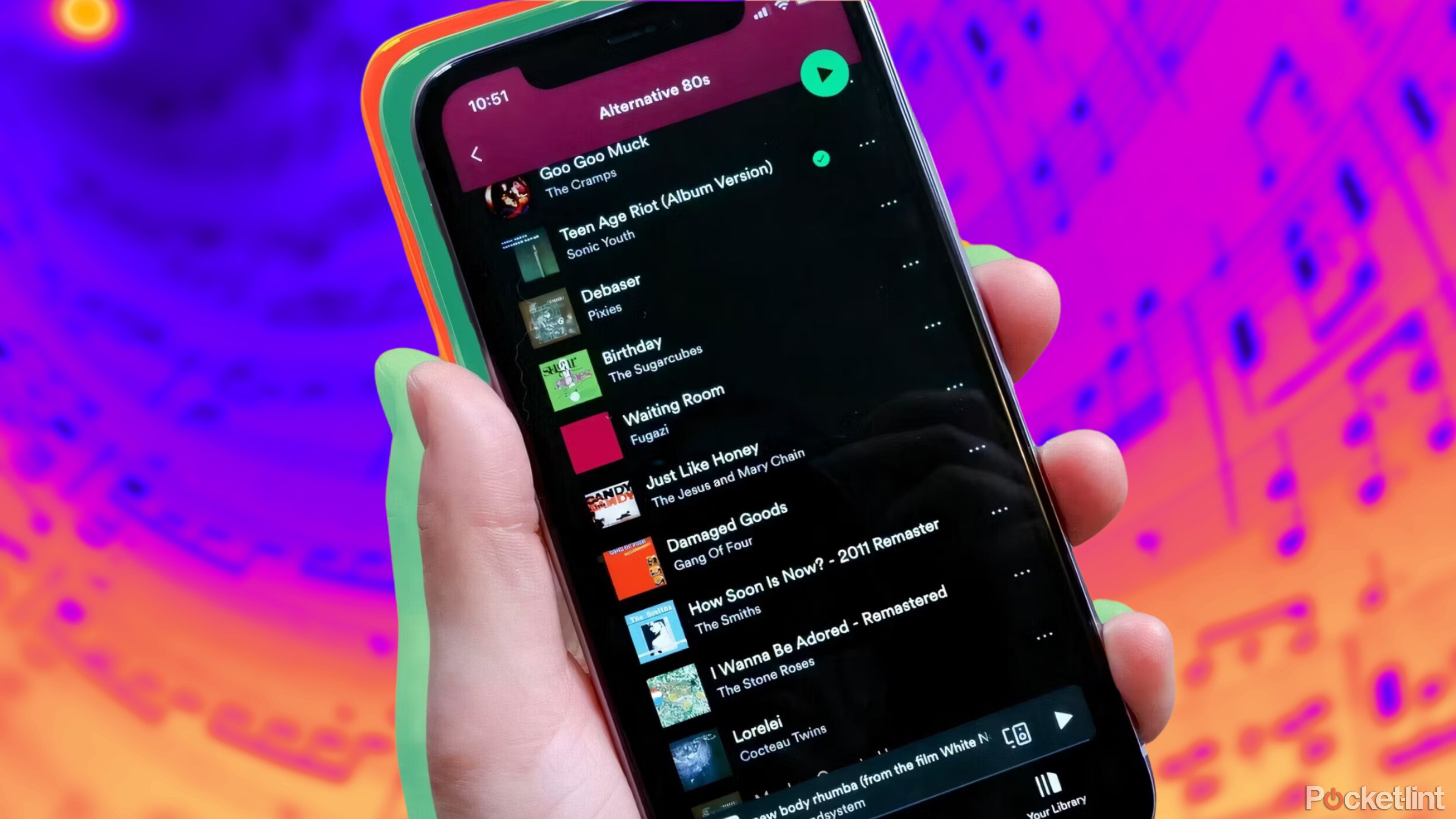 کسی که آیفون را با Spotify در آن نگه داشته است. 