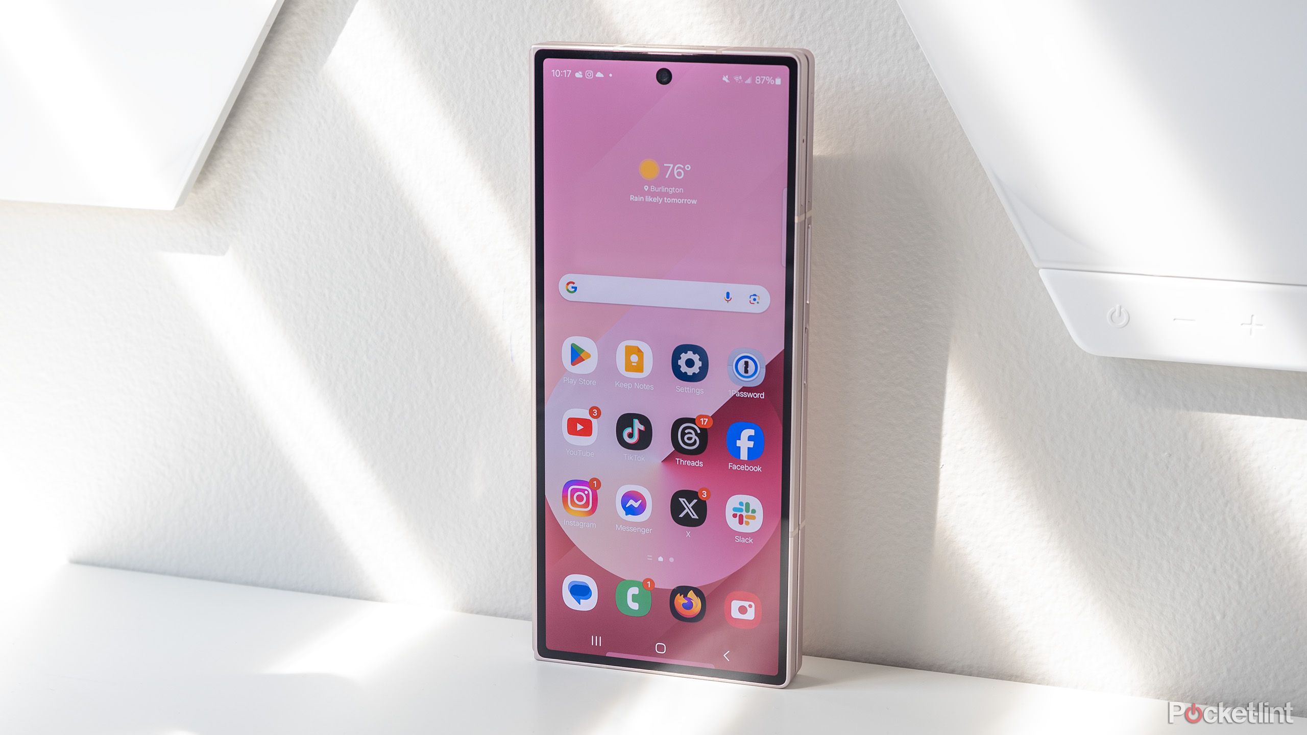 Galaxy Z Fold 6 روی یک میز