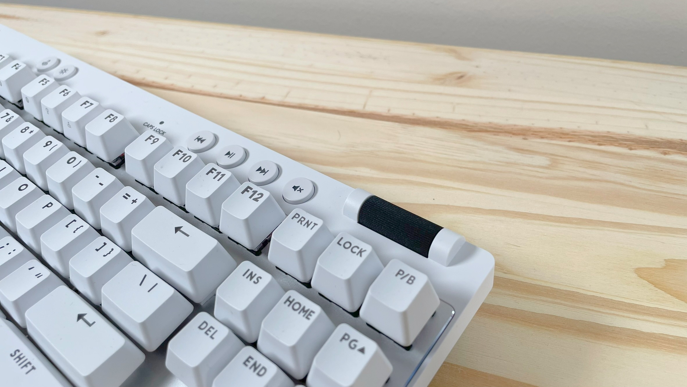 نزدیک دکمه های چرخ و رسانه های پیمایش روی صفحه کلید بازی سریع White Logitech G Pro X TKL