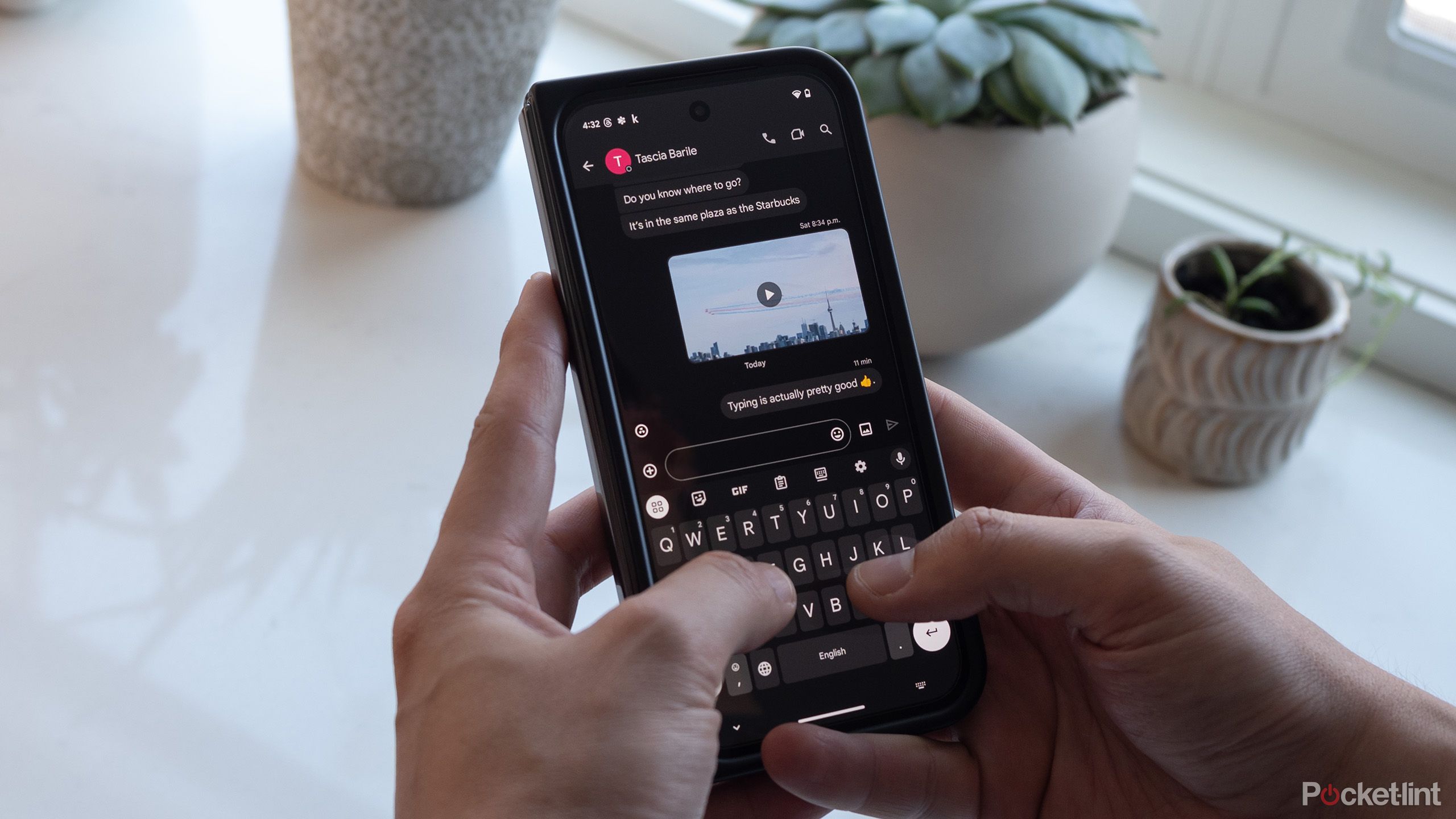 تایپ روی صفحه پوشش Pixel 9 Pro Fold. 