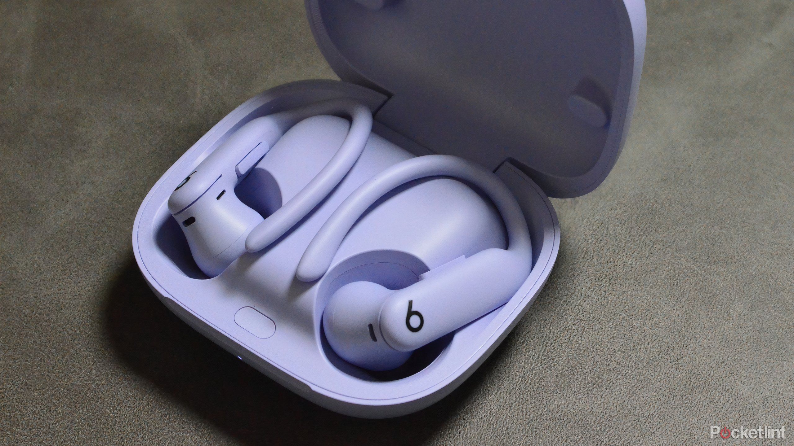 PowerBeats Pro 2 در مورد بنفش خود