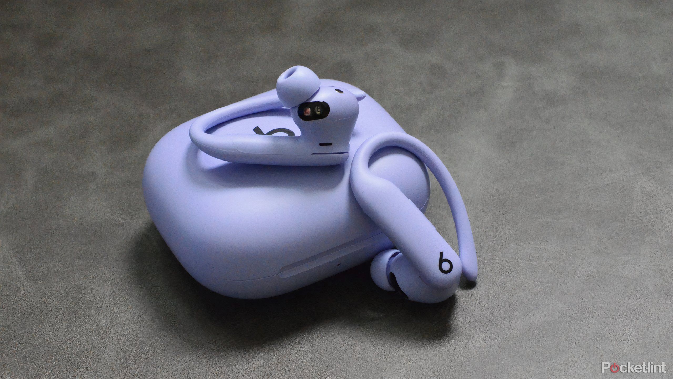 PowerBeats Pro 2 در Purple در مورد آنها. 