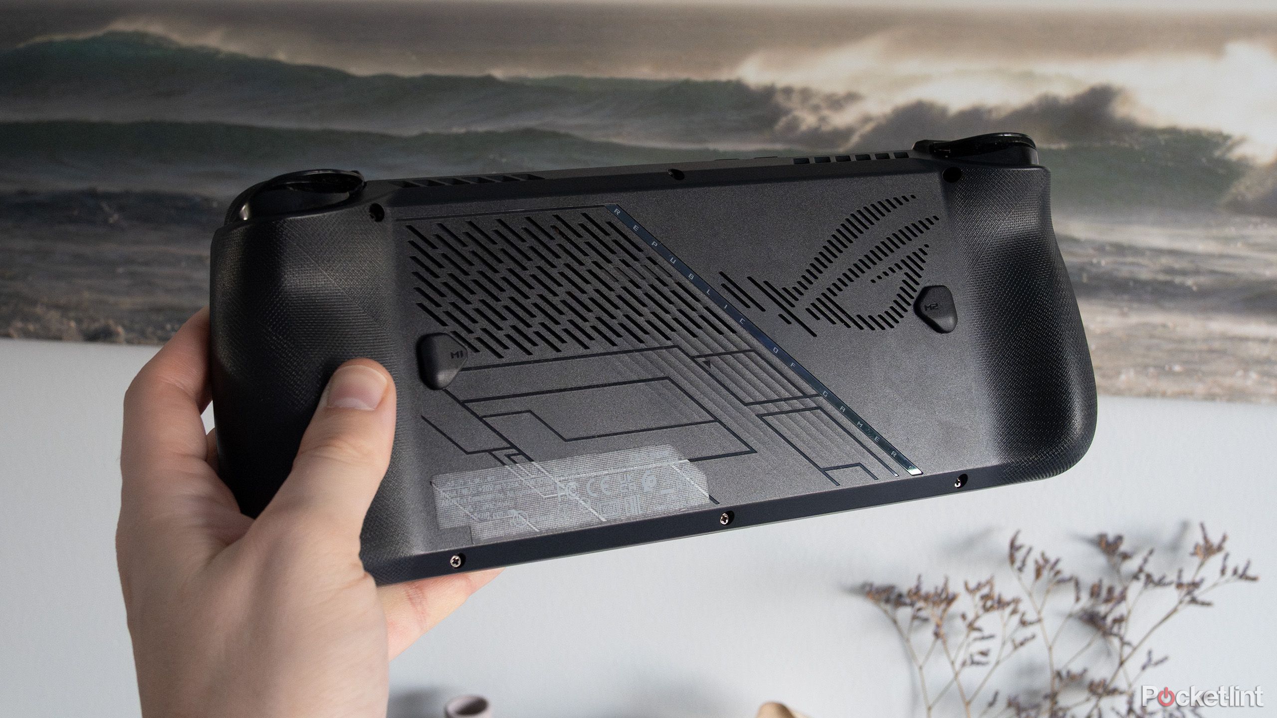 Rog Ally X در مقابل تصویر موج.