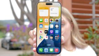 iPhone 16 Pro Max برای نمایش صفحه نمایش رو به دوربین قرار دارد.