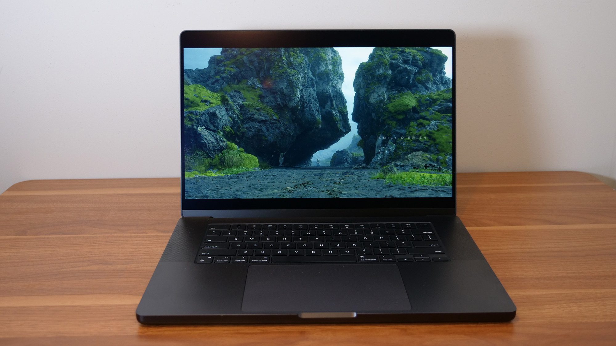 Apple MacBook Pro 16 اینچی M4 Pro 2024 روی یک میز چوبی باز می شود و بازی می کند