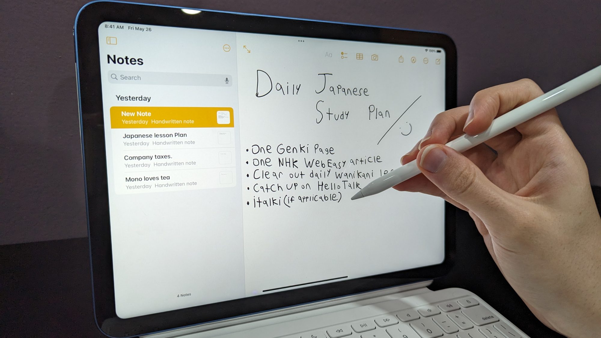 نوشتن در برنامه یادداشت ها در یک اپل iPad 10.9 اینچی Gen 10 با مداد Apple.